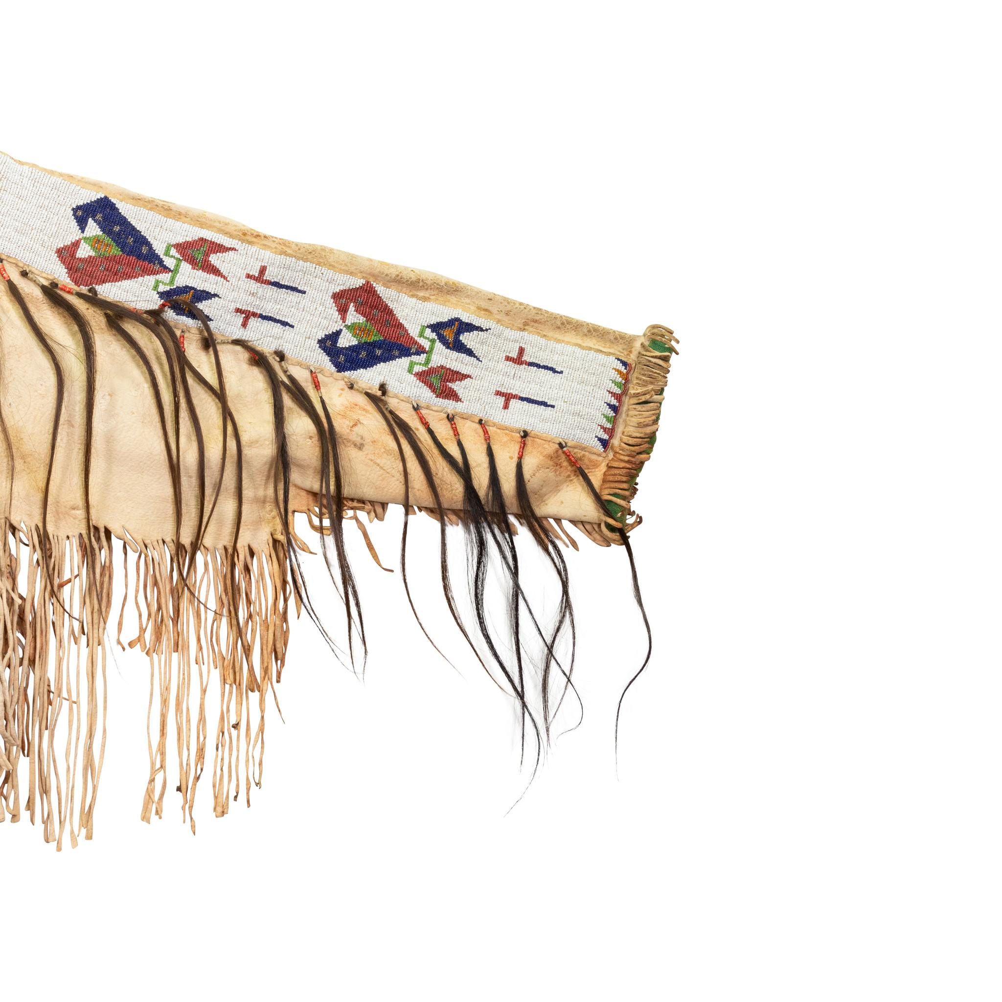 Amérindien Chemise de guerre Sioux perlée du 19e siècle en vente