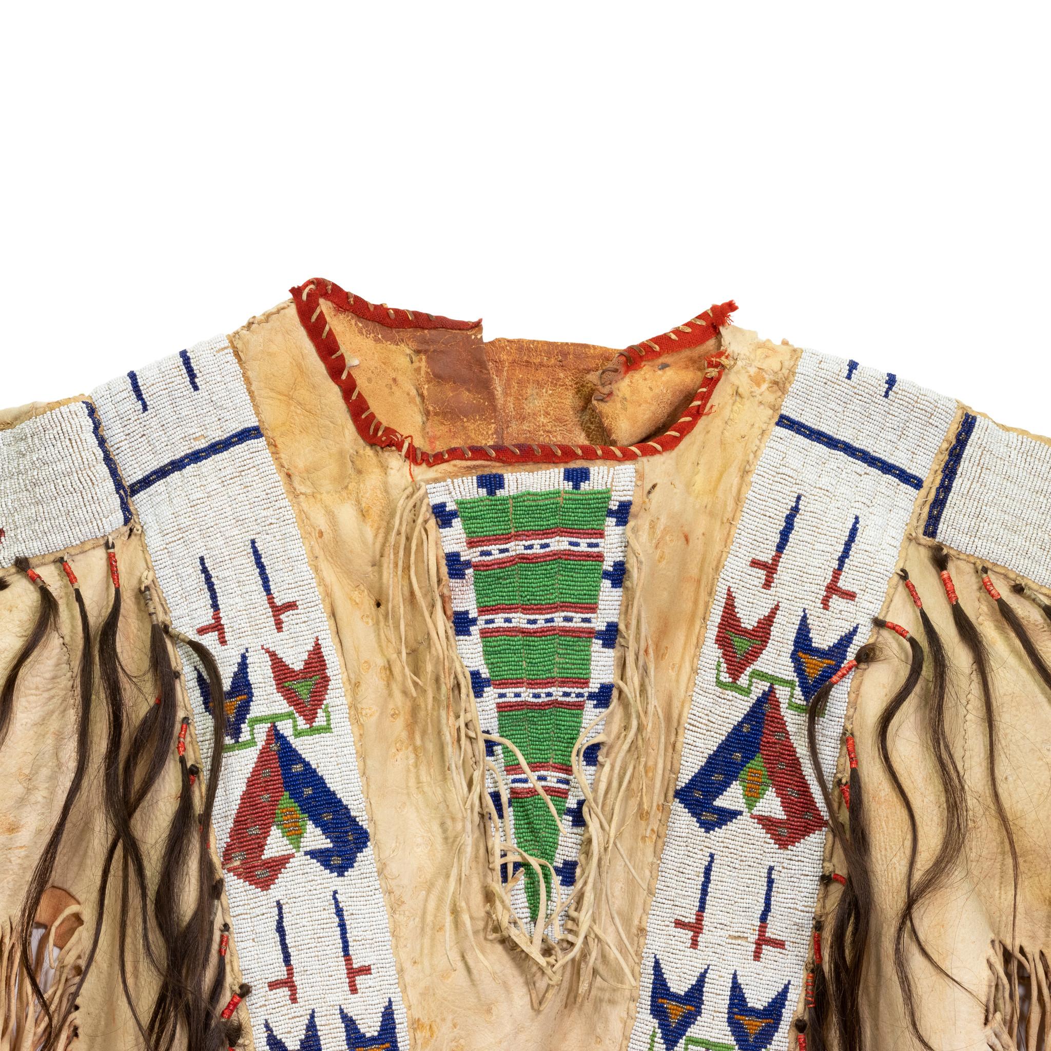 Chemise de guerre Sioux perlée du 19e siècle Bon état - En vente à Coeur d'Alene, ID