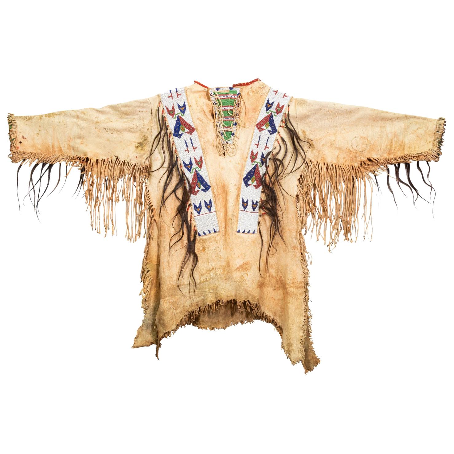 Chemise de guerre Sioux perlée du 19e siècle en vente