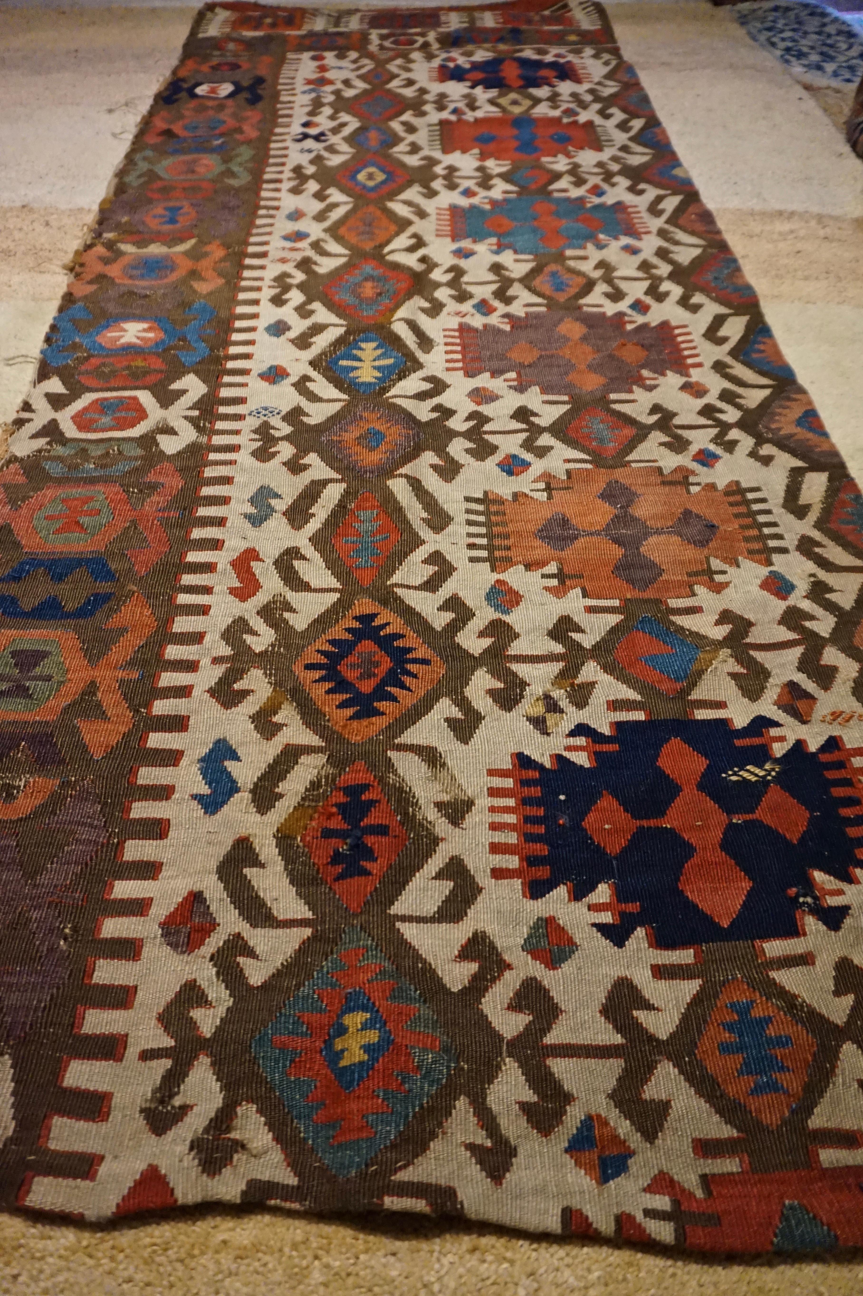 Antiguo panel de Sumak/Kilim del Cáucaso finamente anudado a mano con tintes naturales. Patrón cautivador y tonos cálidos. Algo de desgaste en los bordes, pero en general un estado respetable para la edad.