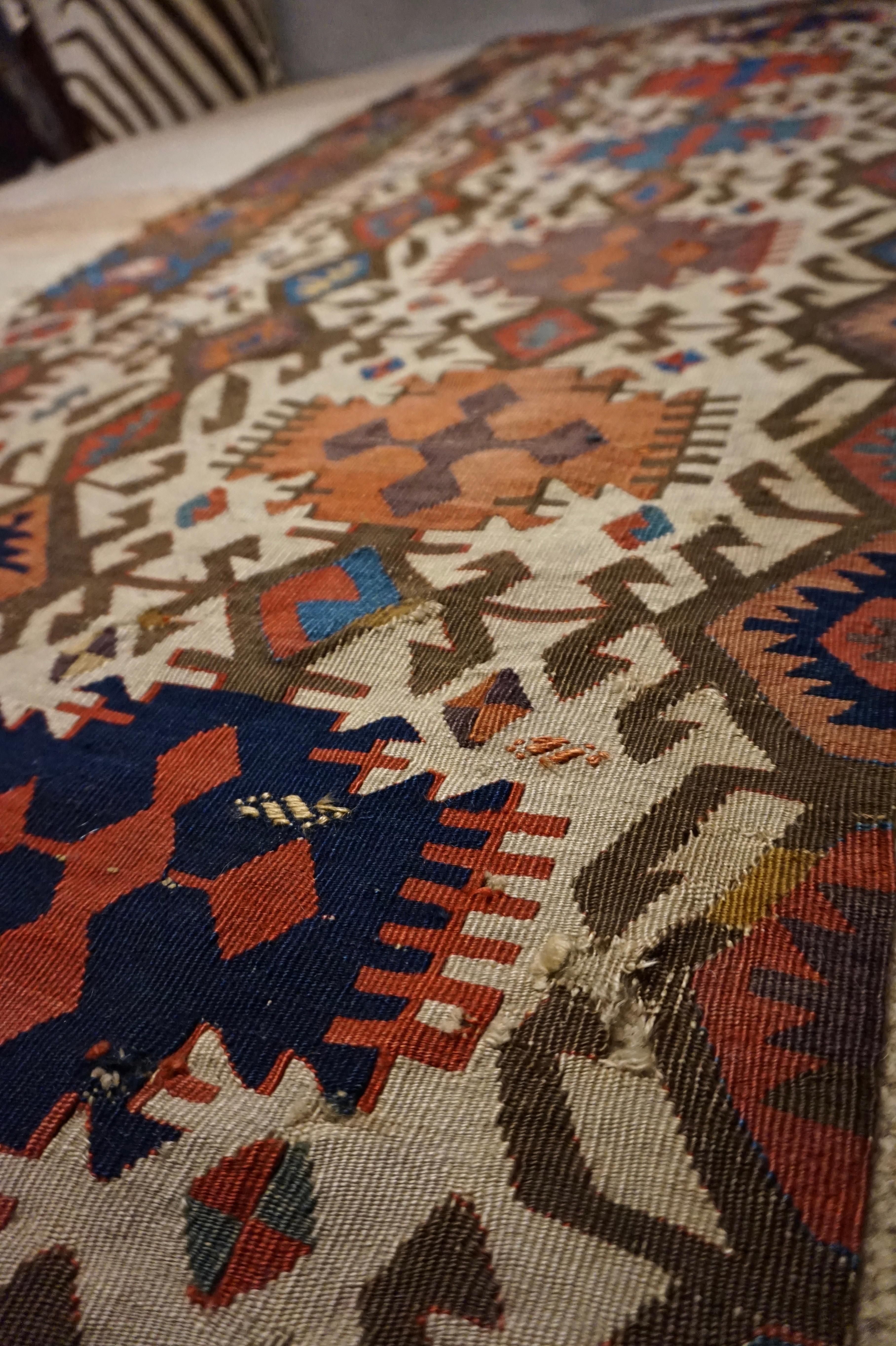 XIXe siècle Tapisserie Kilim du 19ème siècle, teintures naturelles nouées à la main, du Sumak du Caucase en vente