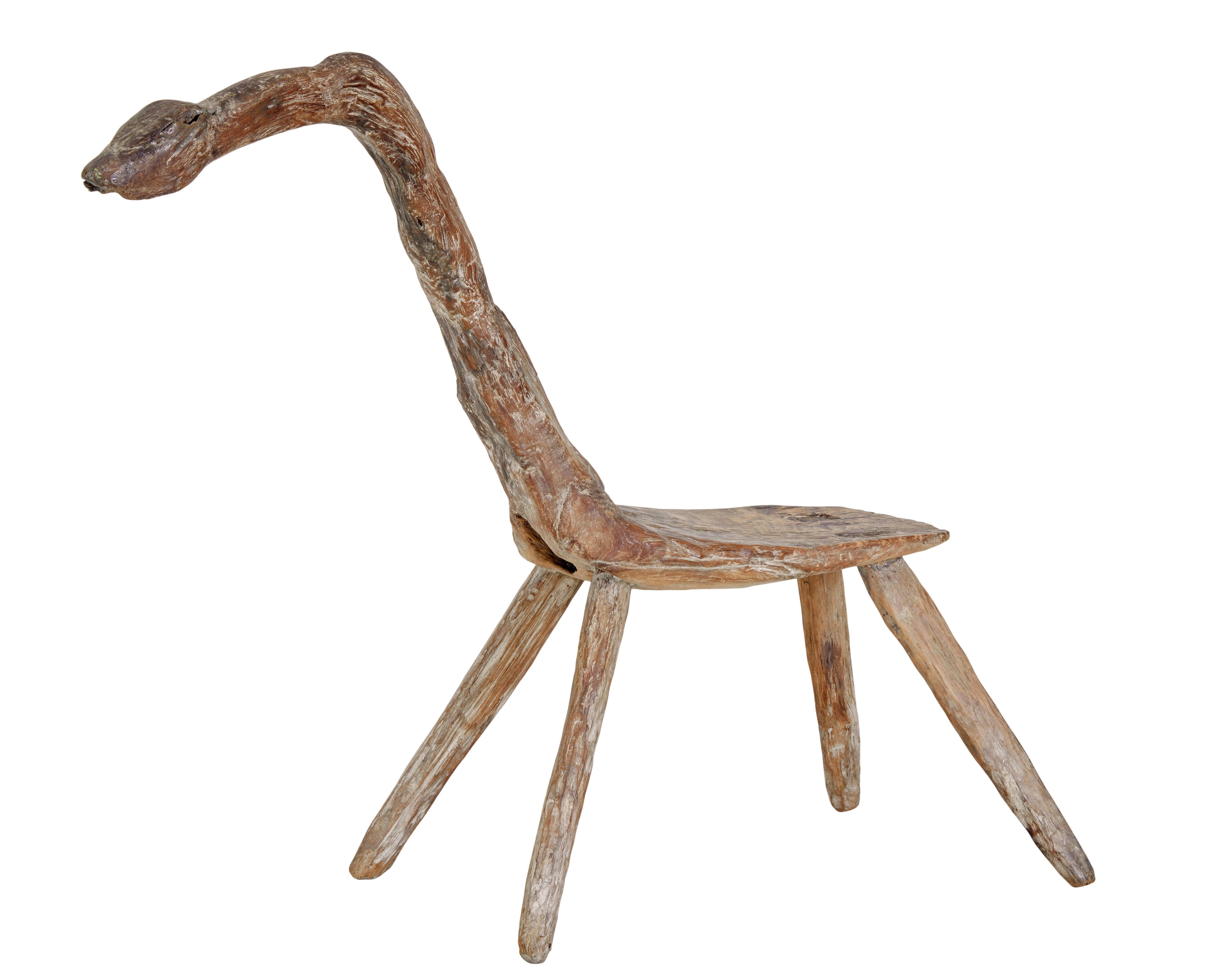 Tabouret d'enfant unique en chêne de forme naturelle du 19e siècle, vers 1880.

Rare tabouret d'enfant en forme d'oiseau, de cheval ou de dinosaure à long cou, réalisé en chêne dans sa forme naturelle, avec des pieds chevillés.

Il s'agit plus d'une
