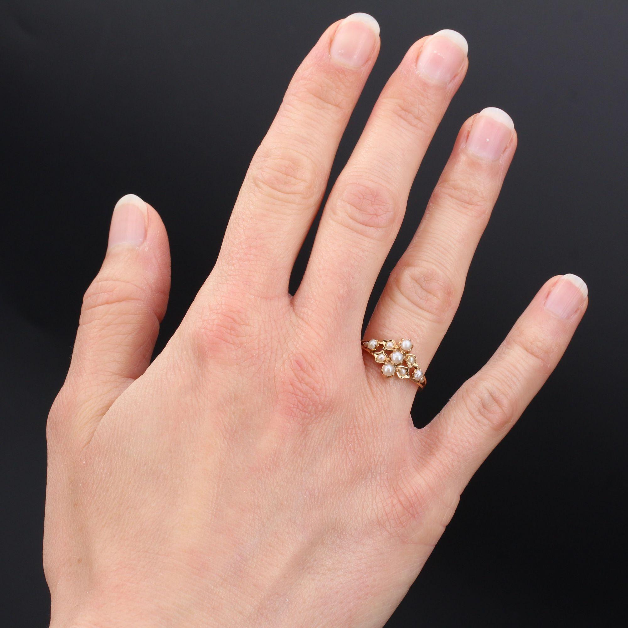Ring in 18 karat rose gold.
Delightful antique ring, it is formed of two rings which join together at the base and which, on the top, support a line of three half pearls set with claws, shouldered on both sides of 2 x 4 half pearls closed set and