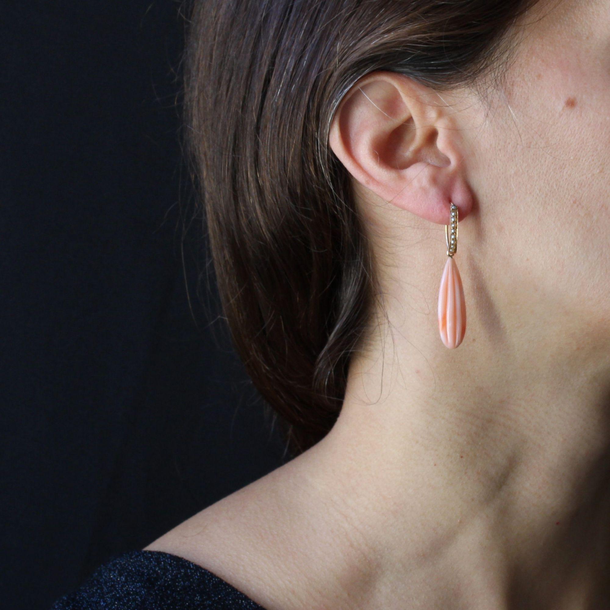 Für gepiercte Ohren.
Ohrring aus 18 Karat Roségold.
Prächtige antike Anhänger Ohrringe, sie sind auf dem hohen Teil eines ovalen Rings, dessen Vorderseite ist mit natürlichen Perlen besetzt gebildet. Die Aufhängung erfolgt auf der Rückseite.