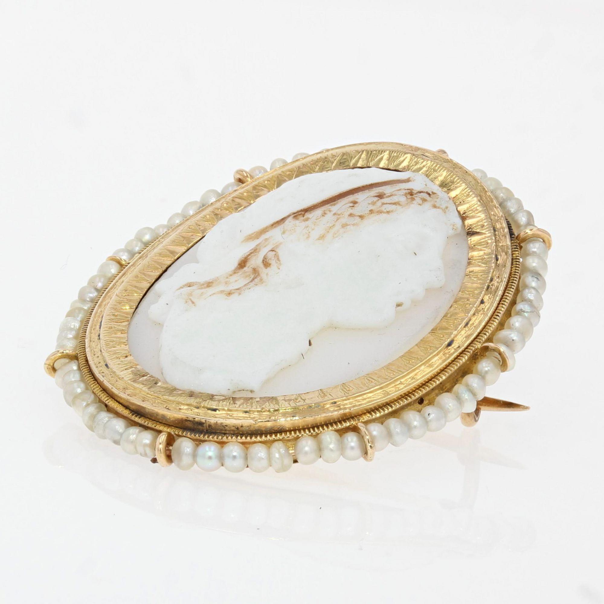 19th Century Natural Pearl Cameo Yellow Gold Brooch In Good Condition For Sale In Poitiers, FR