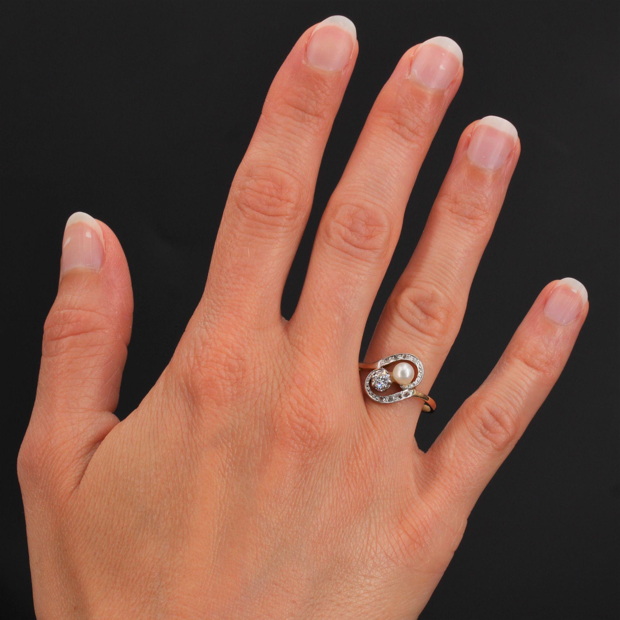 Ring aus 18 Karat Gelbgold.
Schöner antiker Ring, der auf der Oberseite mit einer natürlichen Perle und einem Diamanten im Brillantschliff verziert ist und auf beiden Seiten mit Diamanten im Rosenschliff besetzt ist.
Gewicht der Diamanten: ca. 0,20