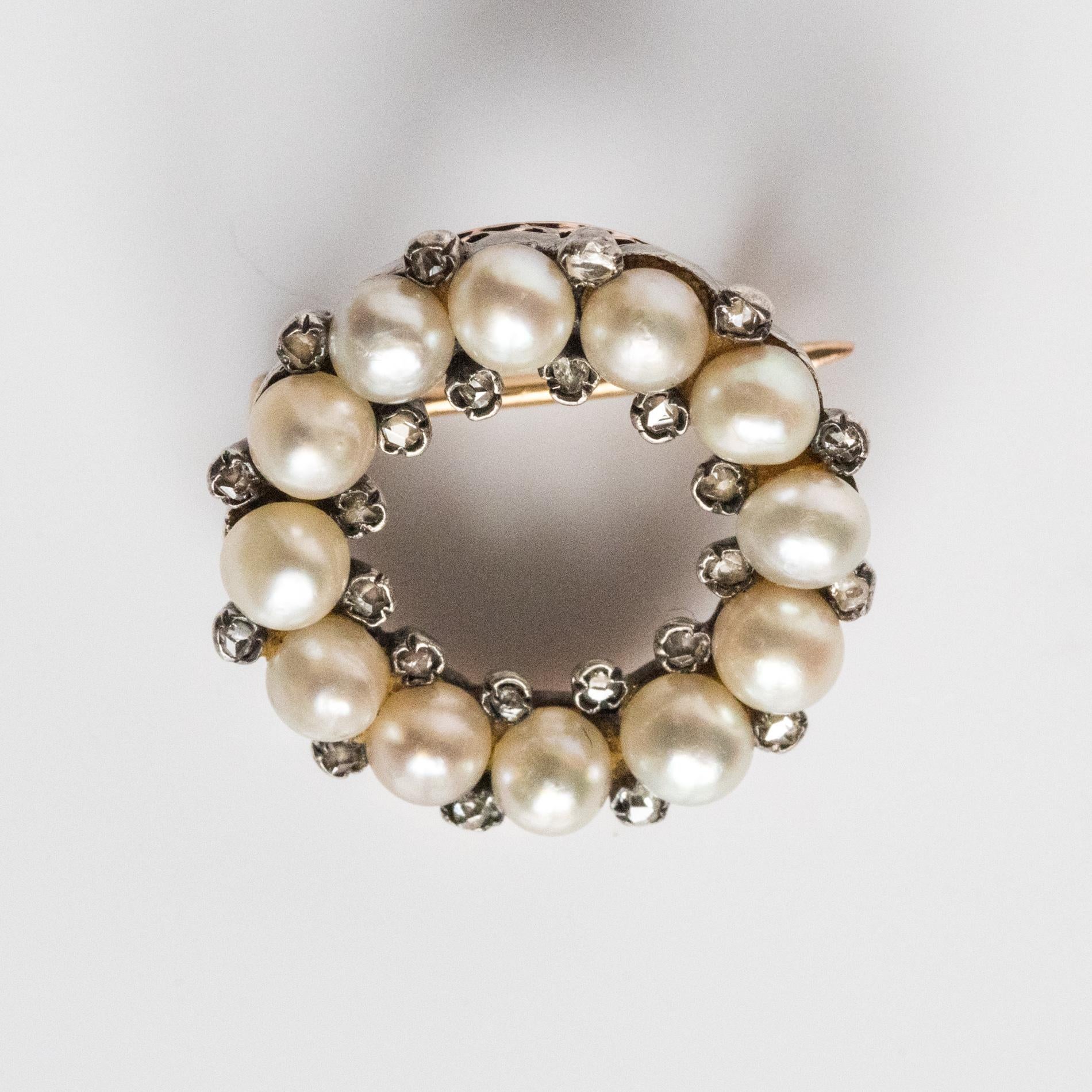 19. Jahrhundert Natürliche Perle Diamanten 18 Karat Gelbgold Runde Brosche im Angebot 10