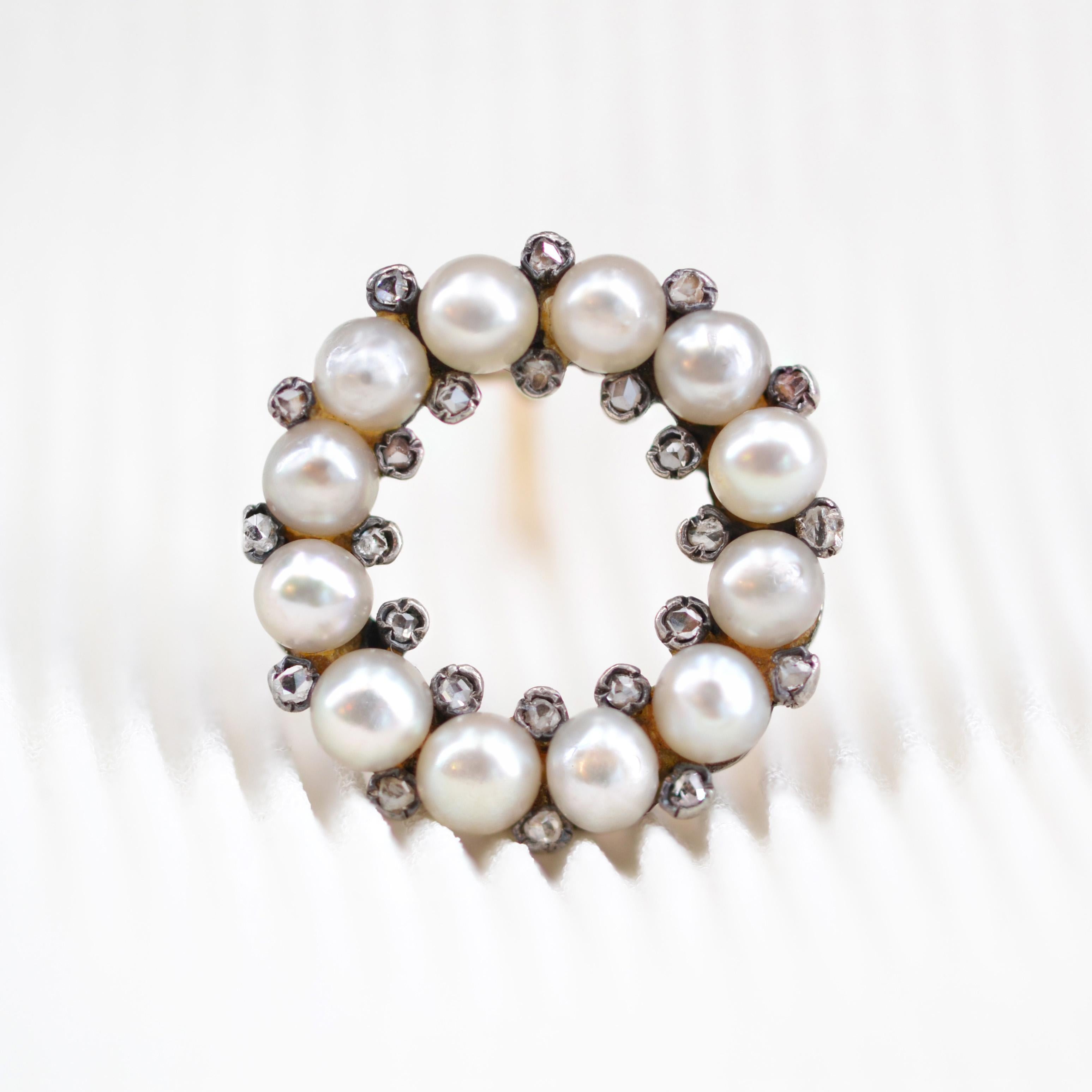 19. Jahrhundert Natürliche Perle Diamanten 18 Karat Gelbgold Runde Brosche (Rosenschliff) im Angebot