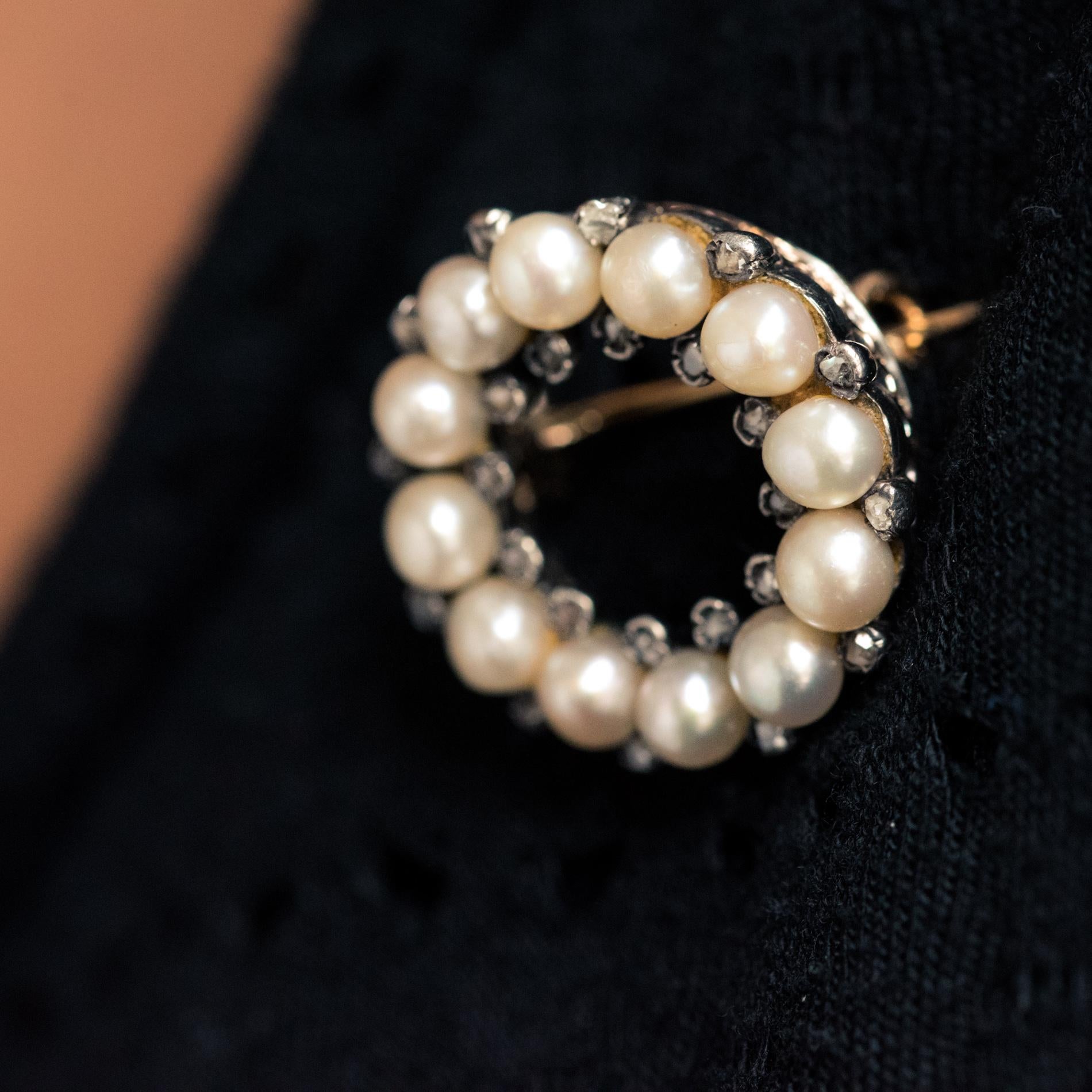 19th Century Natural Pearl Diamonds 18 Karat Yellow Gold Round Brooch For Sale 1