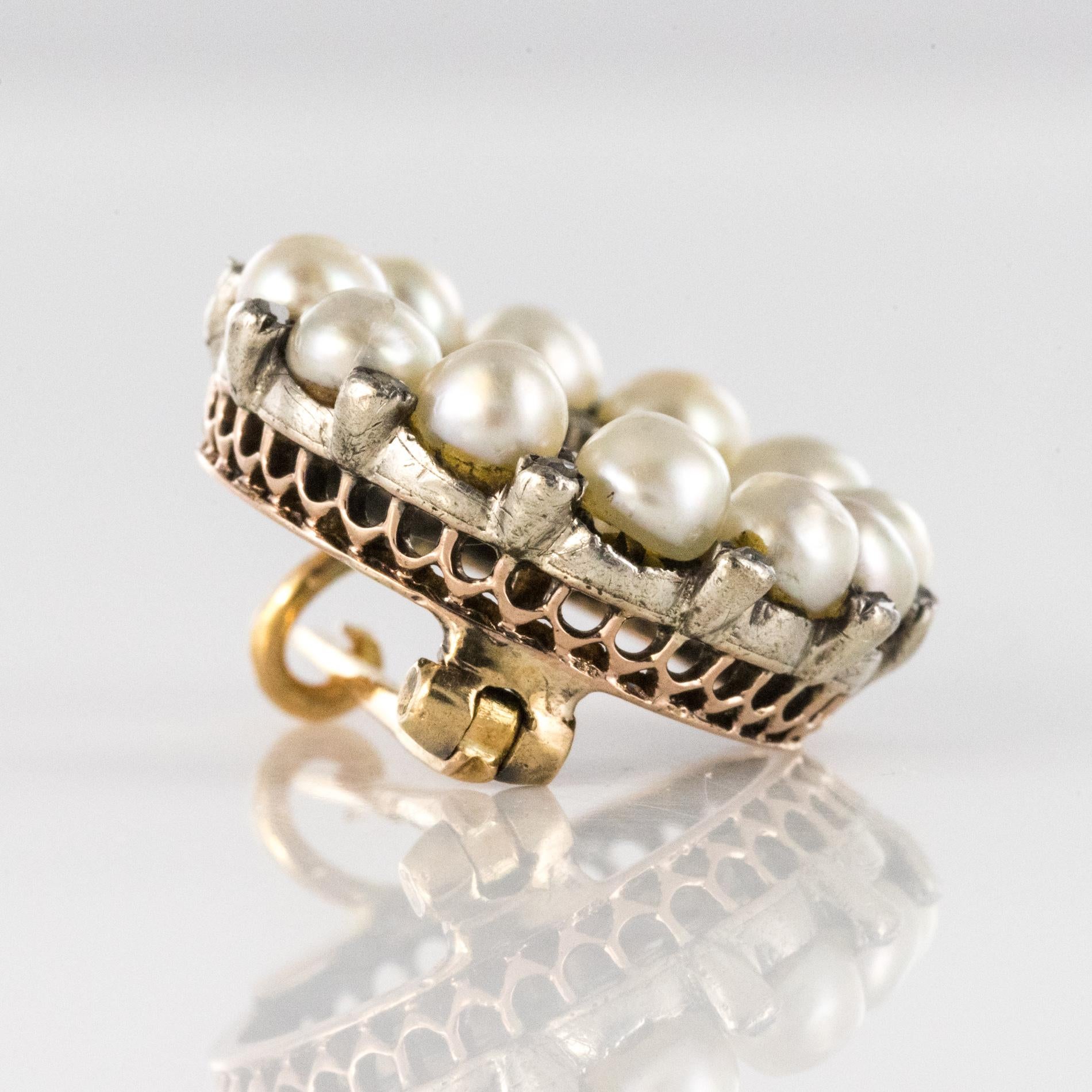 19th Century Natural Pearl Diamonds 18 Karat Yellow Gold Round Brooch For Sale 2