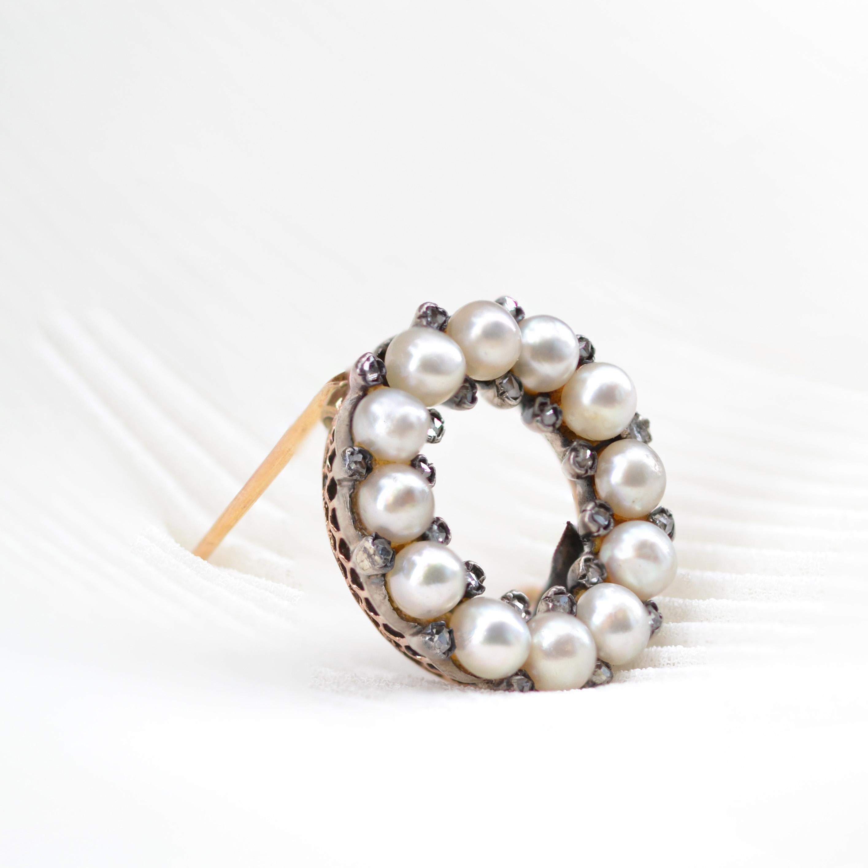 19th Century Natural Pearl Diamonds 18 Karat Yellow Gold Round Brooch For Sale 3