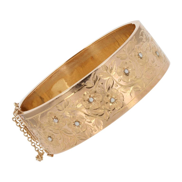 Bracelet jonc en or rose 18 carats avec perles naturelles à motifs floraux,  XIXe siècle En vente sur 1stDibs