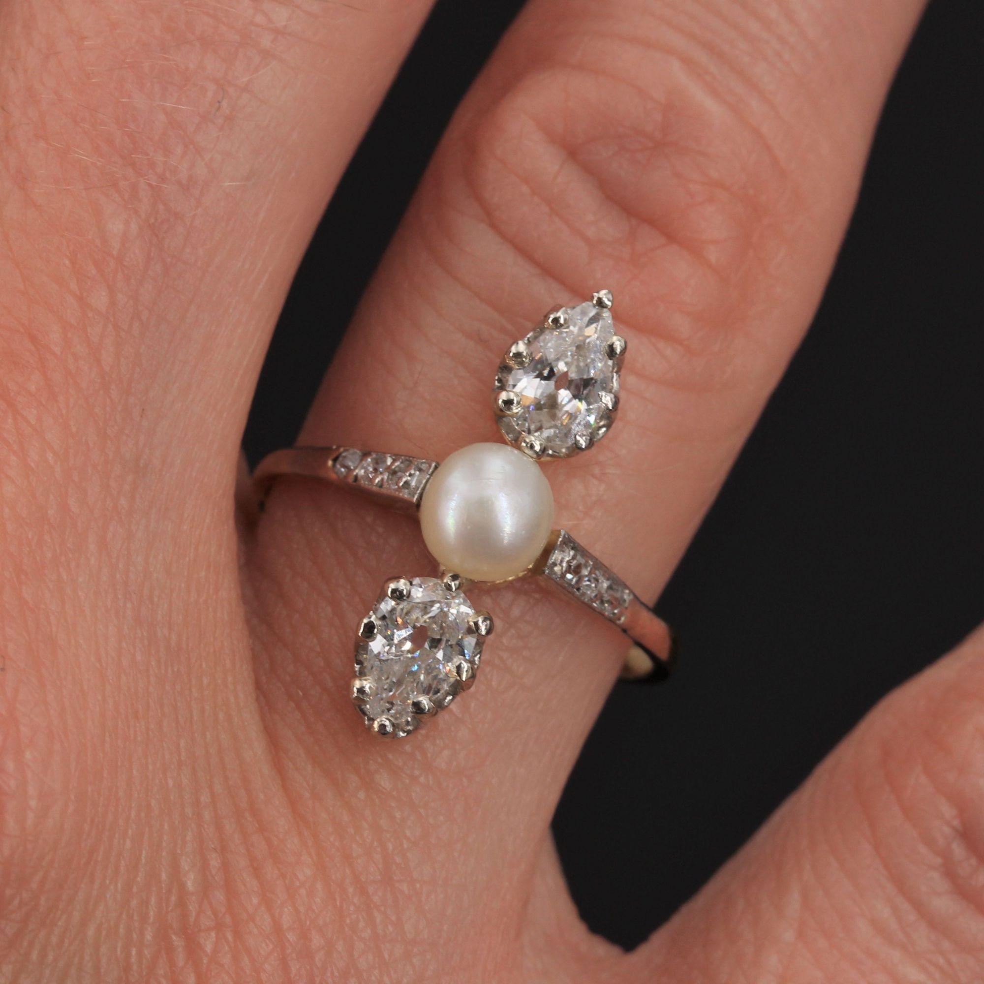 19th Century Natural Pearl Pear- Cut Diamonds 18 Karat Yellow Gold Ring In Good Condition For Sale In Poitiers, FR