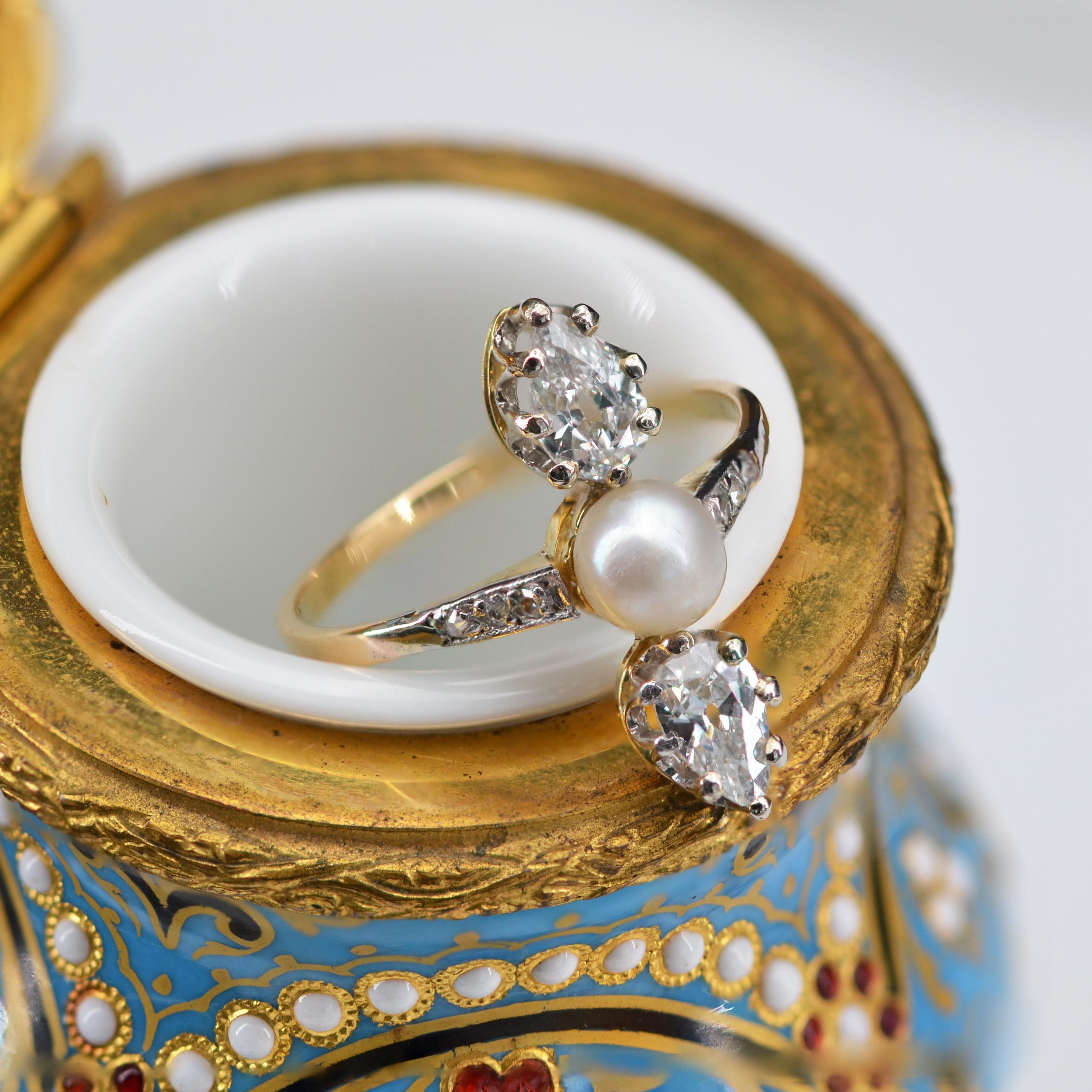 Bague en or jaune 18 carats avec perles naturelles tailles en poire et diamants, XIXe sicle en vente 1