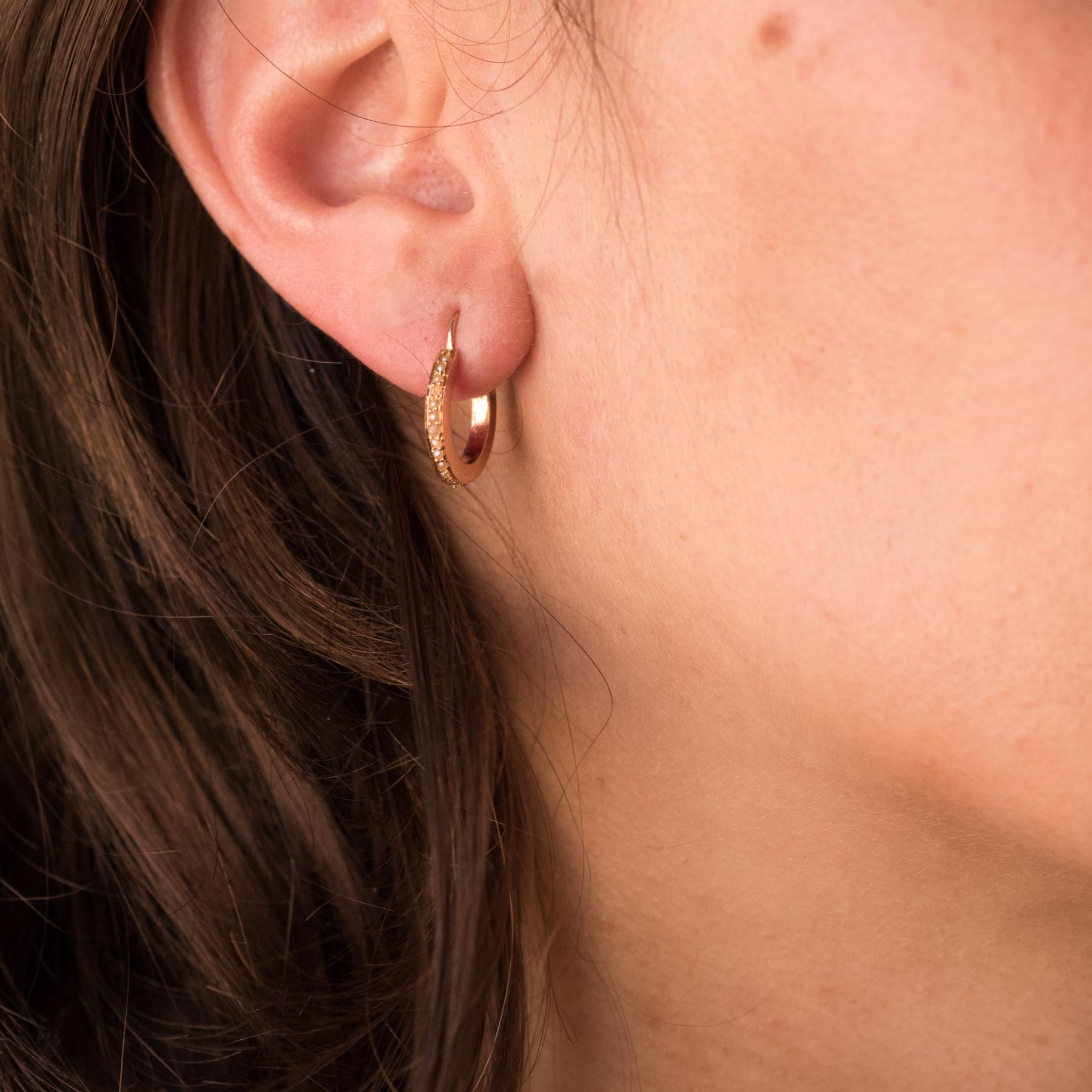 For pierced ears.
Earrings in 18 karats rose gold, eagle's head hallmark.
Bright and refined, each creole earring is set on the front with a line of natural pearls. The clasp sneaks from the front or from the back.
Height: 1.8 cm, width: 1.9 mm,
