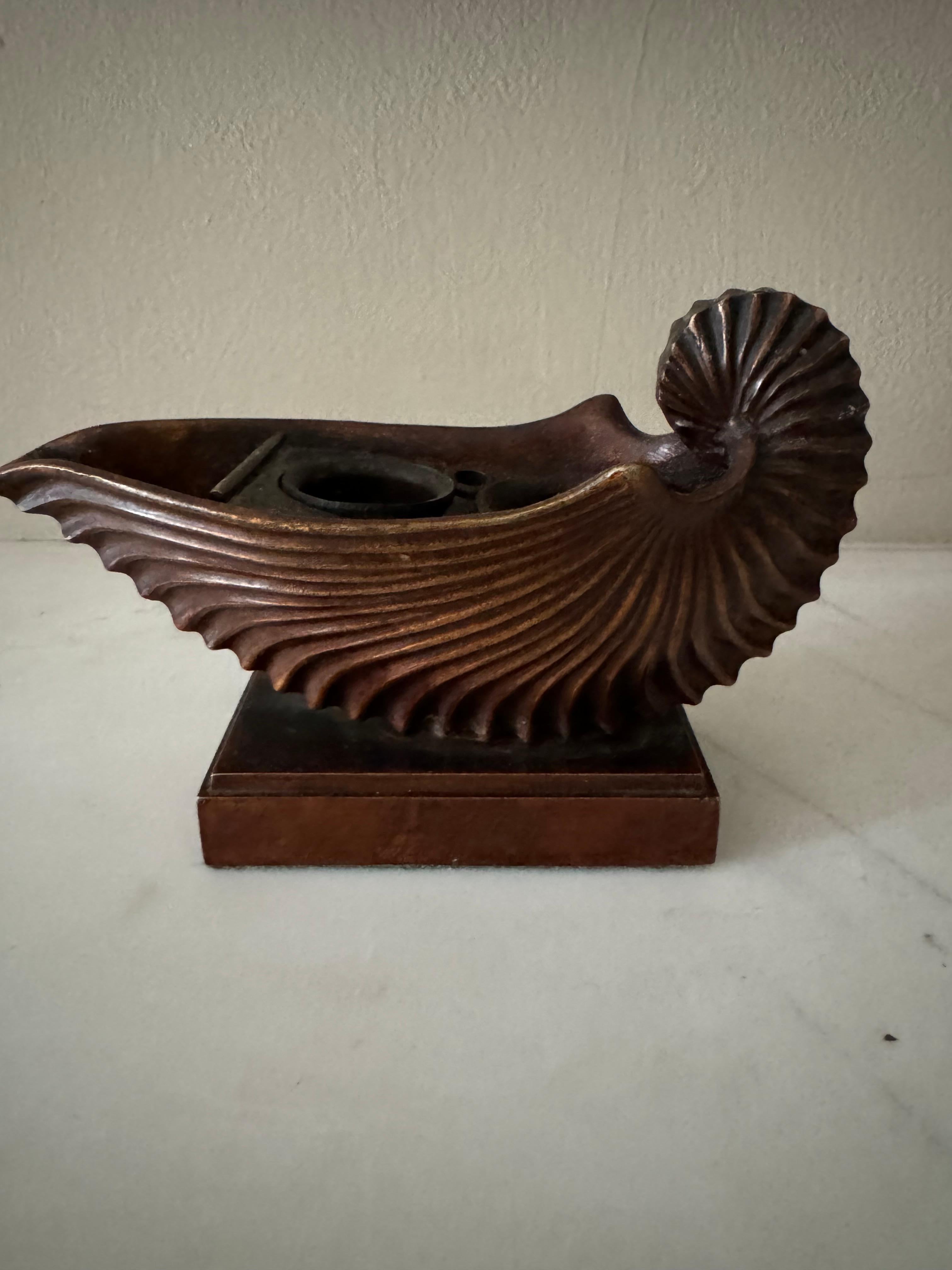Un bellissimo calamaio/portacarte in bronzo patinato a forma di conchiglia di nautilus.