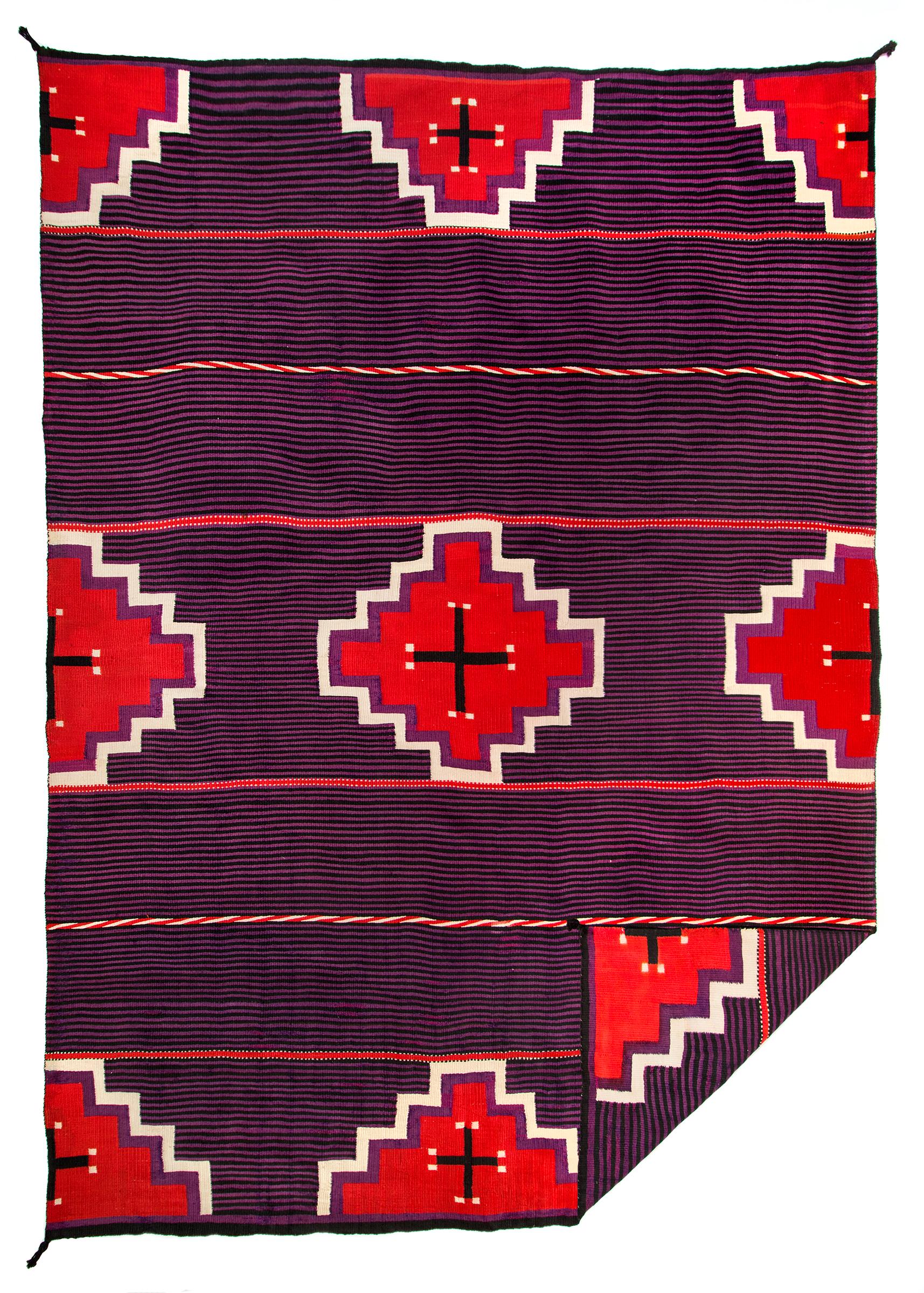 navajo-Decke aus dem 19. Jahrhundert mit einem neunzackigen Rauten- und Kreuzmuster in den Farben Rot, Weiß, Schwarz und Violett, das einem Häuptlingsmuster ähnelt, mit einem klassischen gebänderten Moki-Hintergrund. Die Abmessungen betragen 64½ x