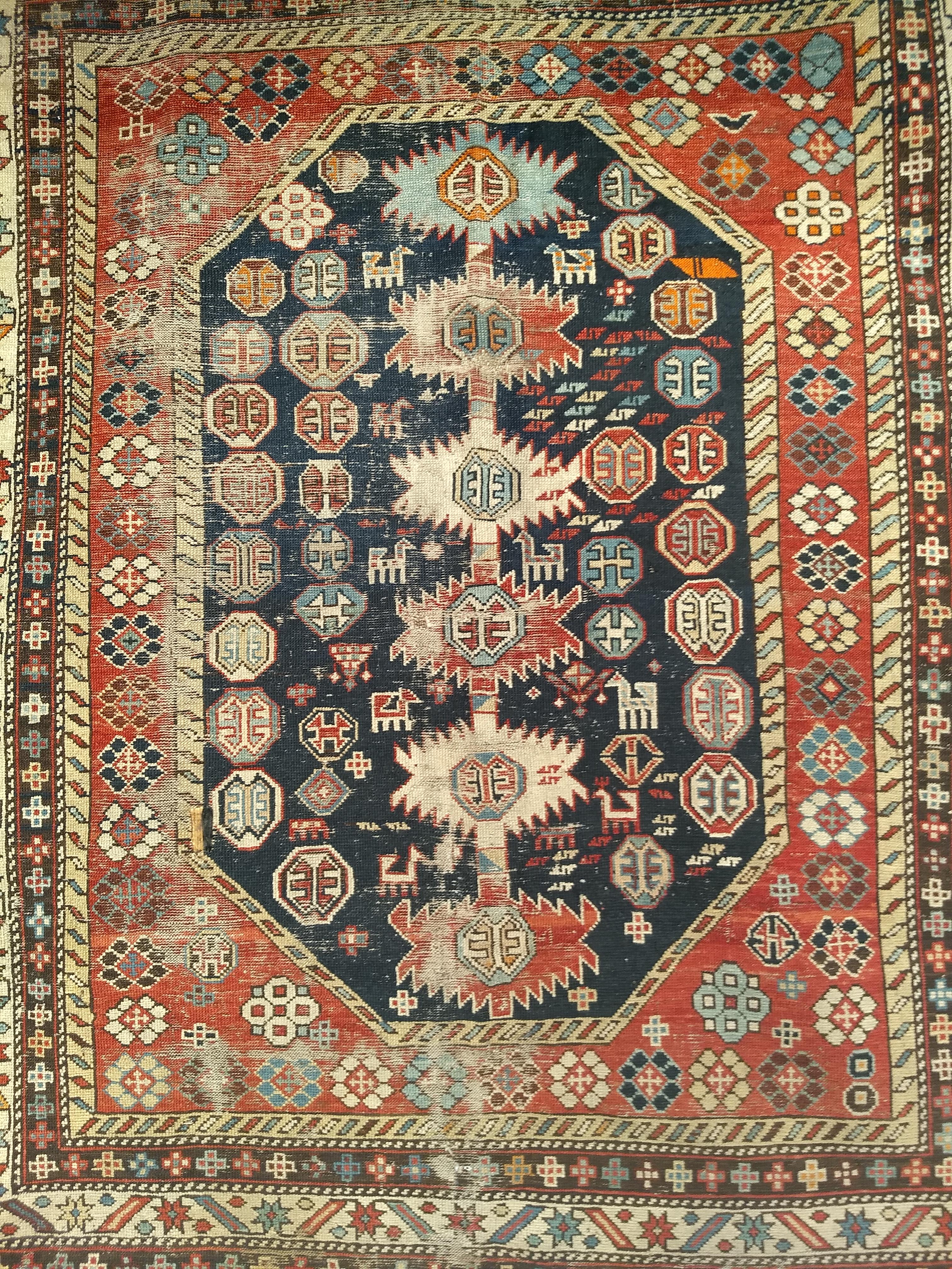 Découvrez un véritable joyau de l'art tribal avec cet exceptionnel tapis caucasien Kazak du XIXe siècle, tissé à la main dans le sud des montagnes du Caucase. Célébré pour ses dimensions quasi carrées, rares et très recherchées, ce tapis est un
