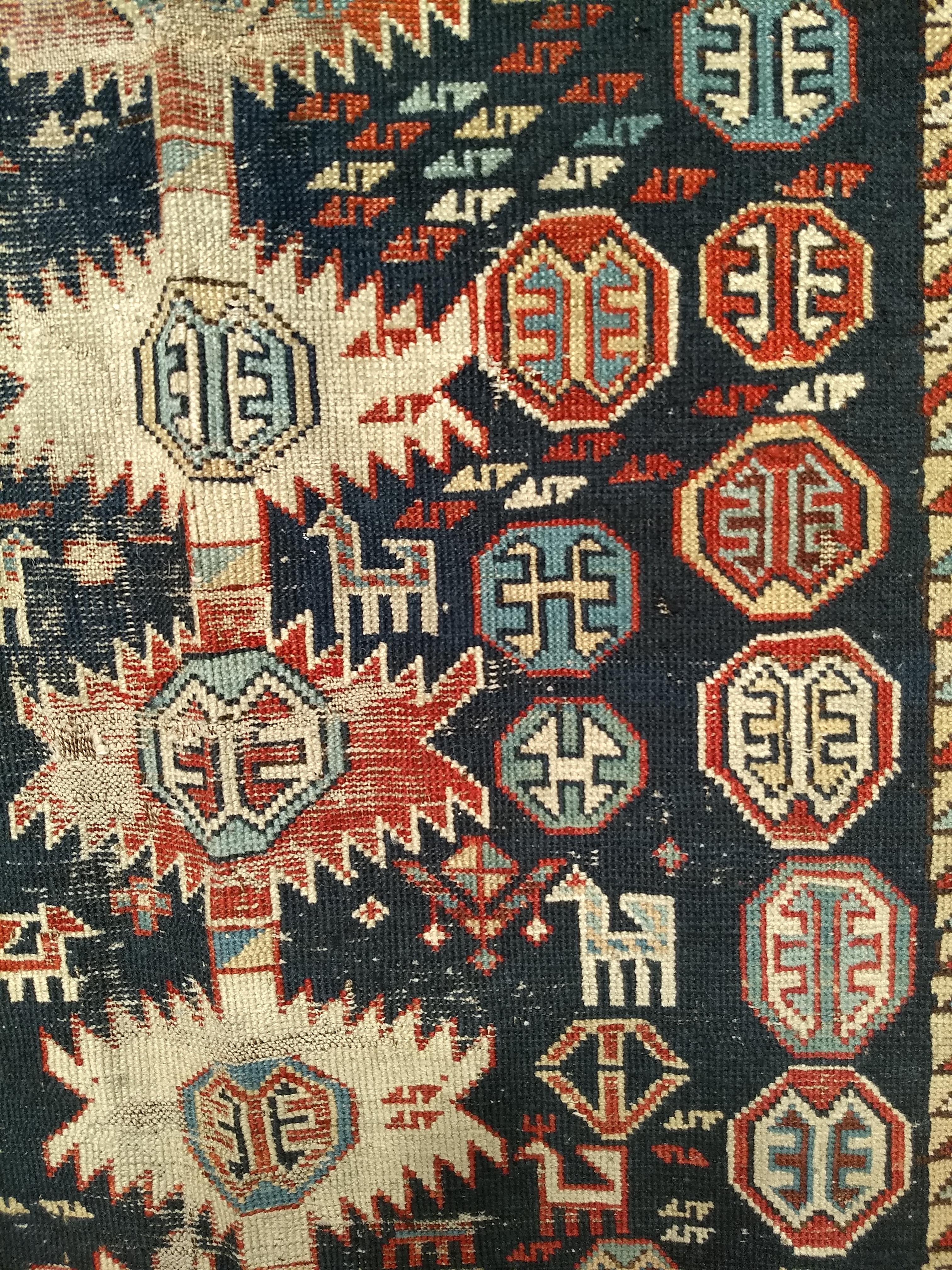 Teinture végétale Tapis du Kazak caucasien de taille carrée du 19ème siècle en vente