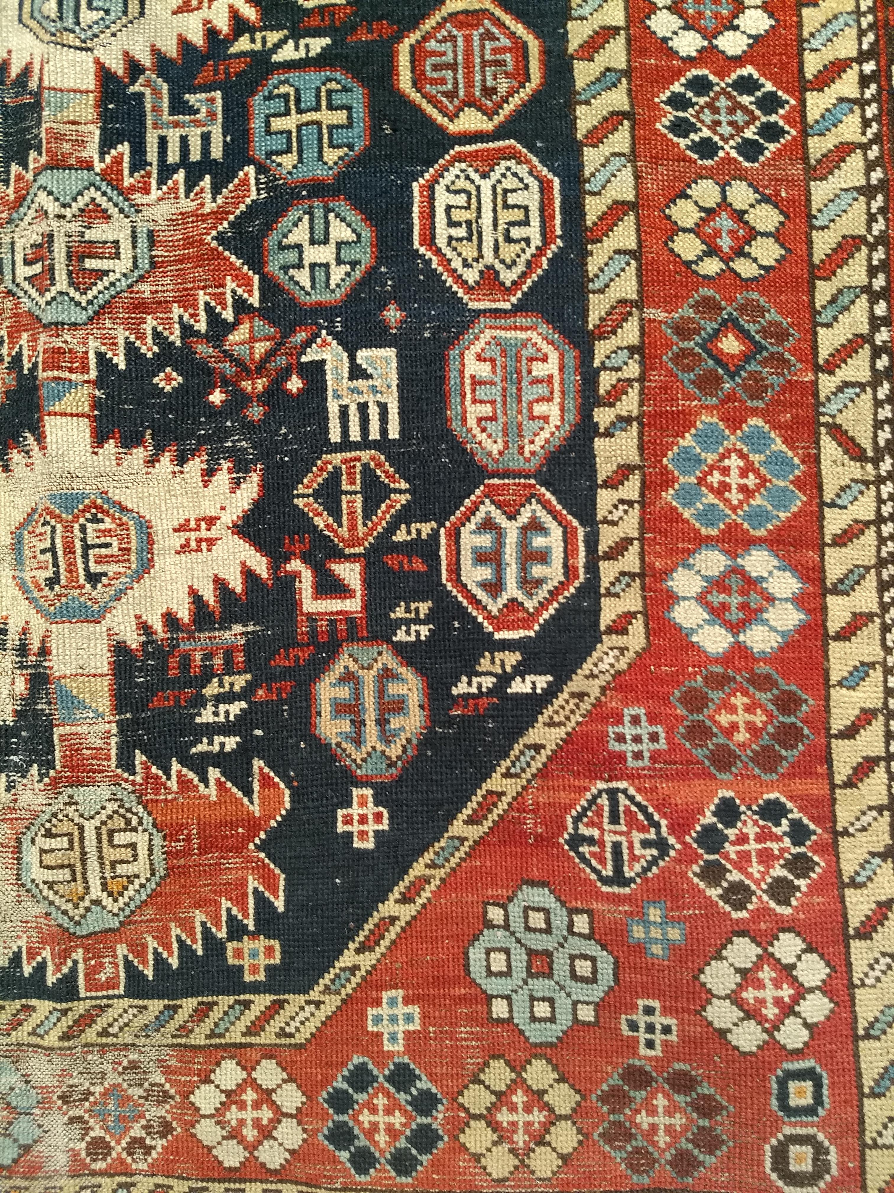 Tapis du Kazak caucasien de taille carrée du 19ème siècle Bon état - En vente à Barrington, IL