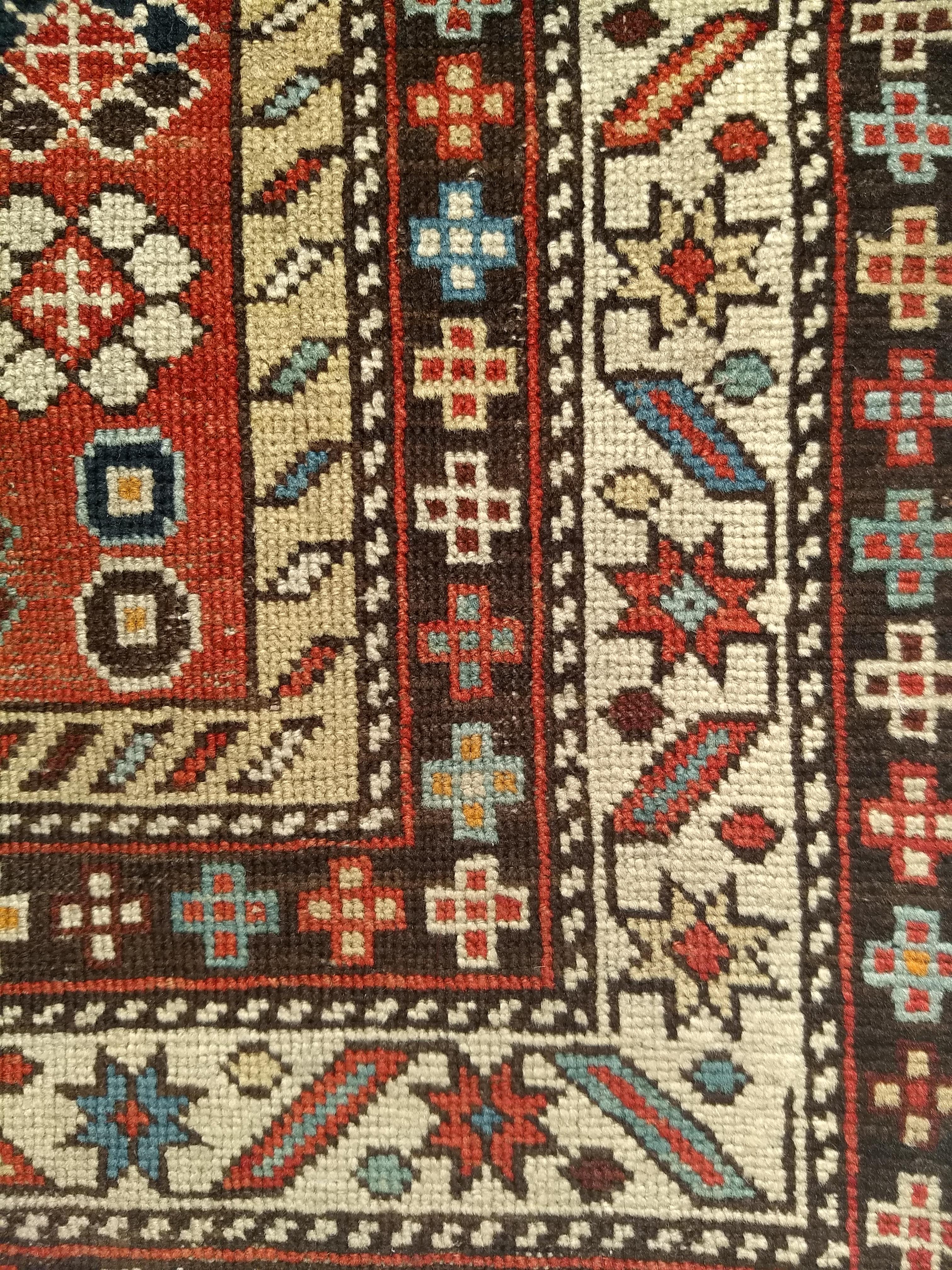 XIXe siècle Tapis du Kazak caucasien de taille carrée du 19ème siècle en vente