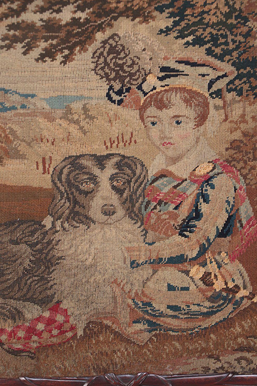 pare-étincelle du XIXe siècle représentant un garçon et un chien sur un cadre en bois
Mesures : 40