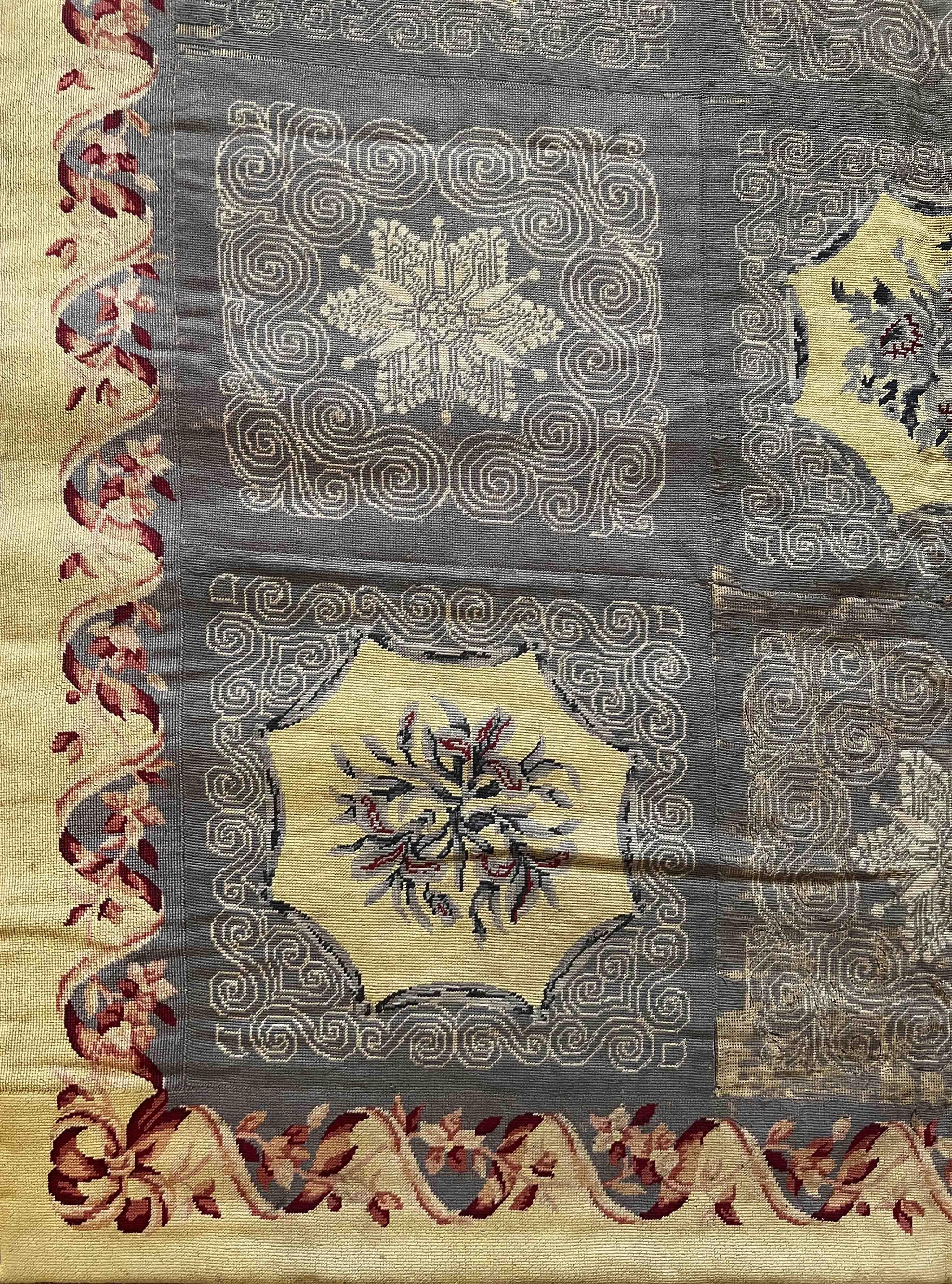 Ein sehr hübscher Nadelspielteppich aus dem 19. Jahrhundert mit sehr hübschen frischen Farben.

Dank unserer Restaurierungs- und Konservierungswerkstatt und unserem Know-how, 
freuen wir uns, Ihnen Kunstwerke aus Stoff wie die Tapisserie