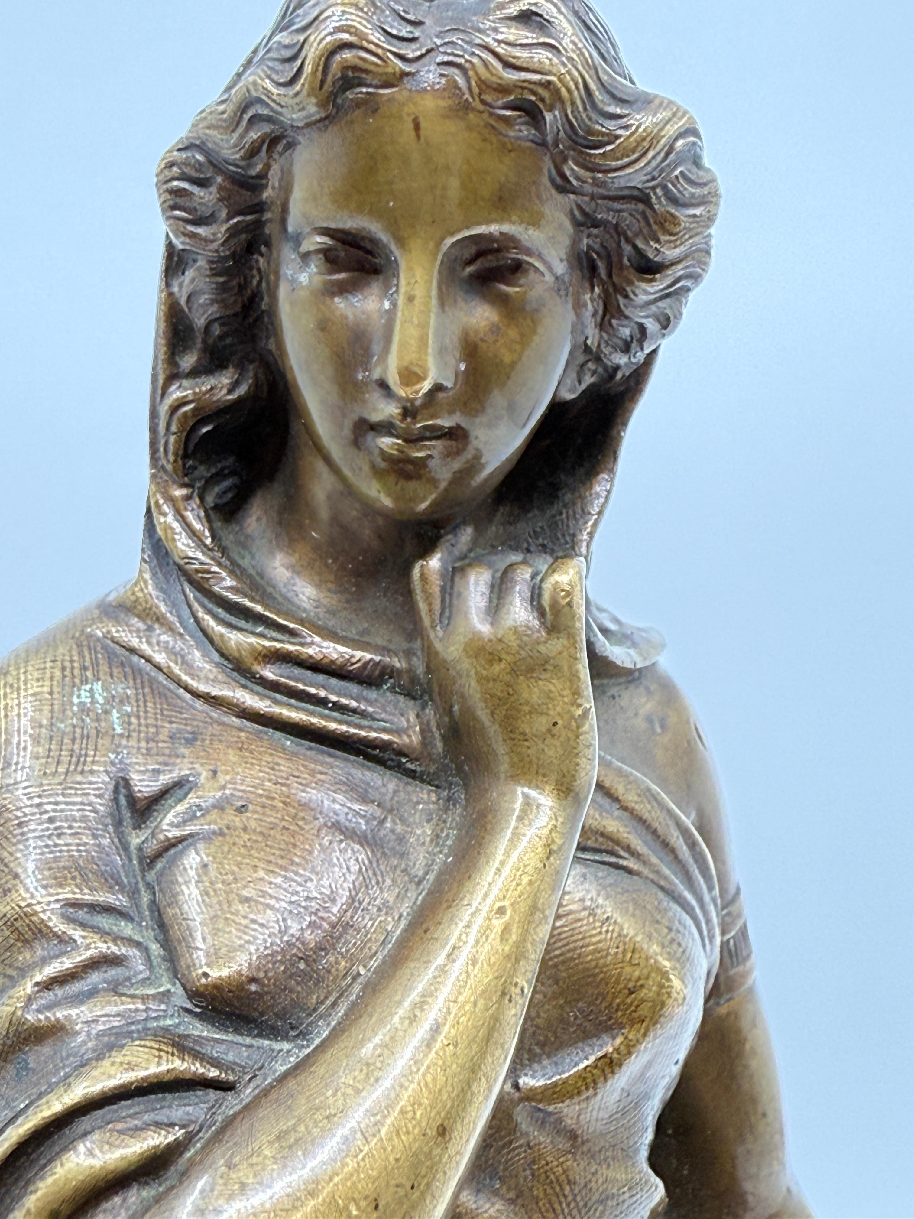 Donna in bronzo neo-classica del Grand Tour del XIX secolo con lira in vendita 4