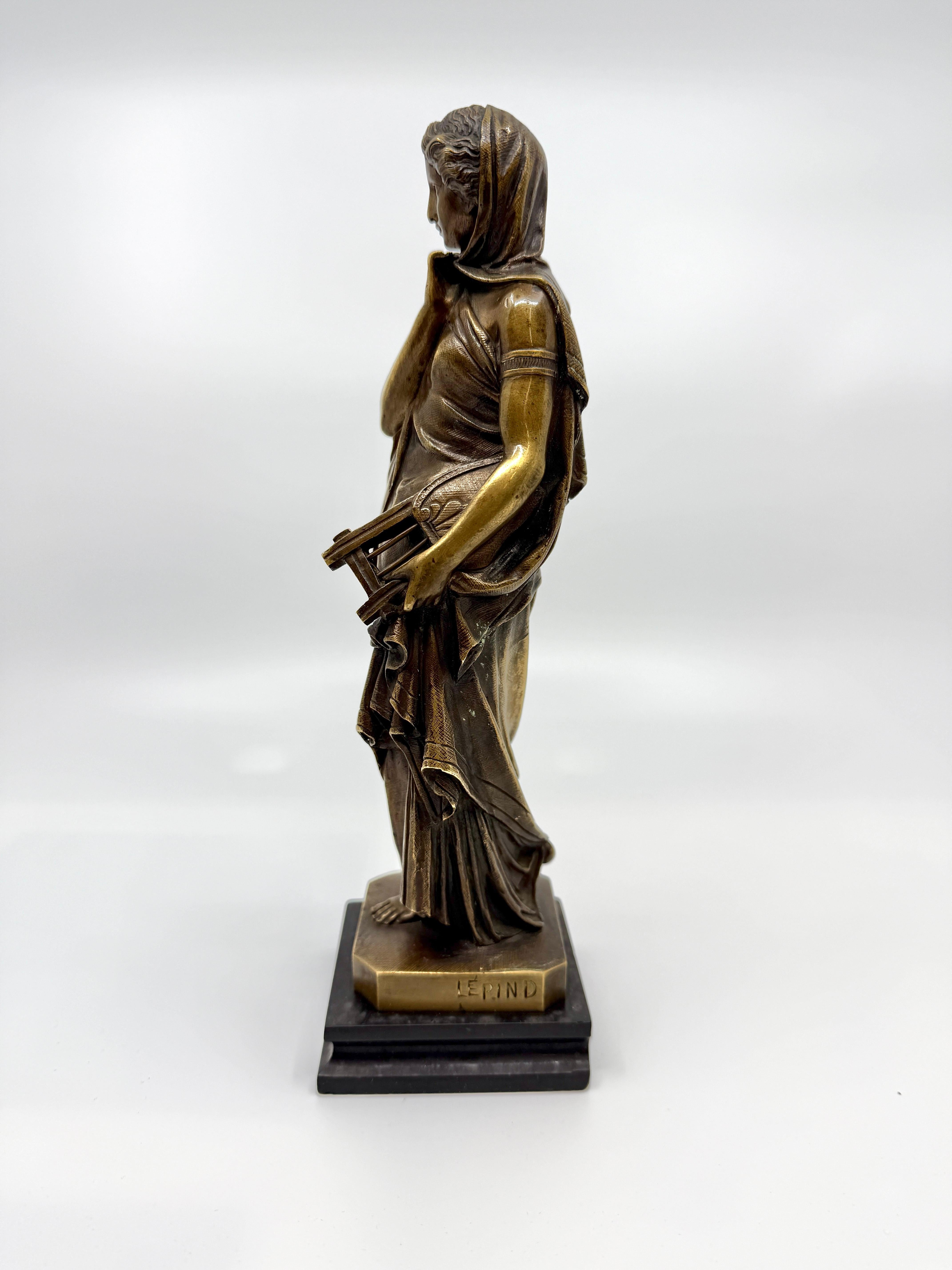 Bronzo Donna in bronzo neo-classica del Grand Tour del XIX secolo con lira in vendita