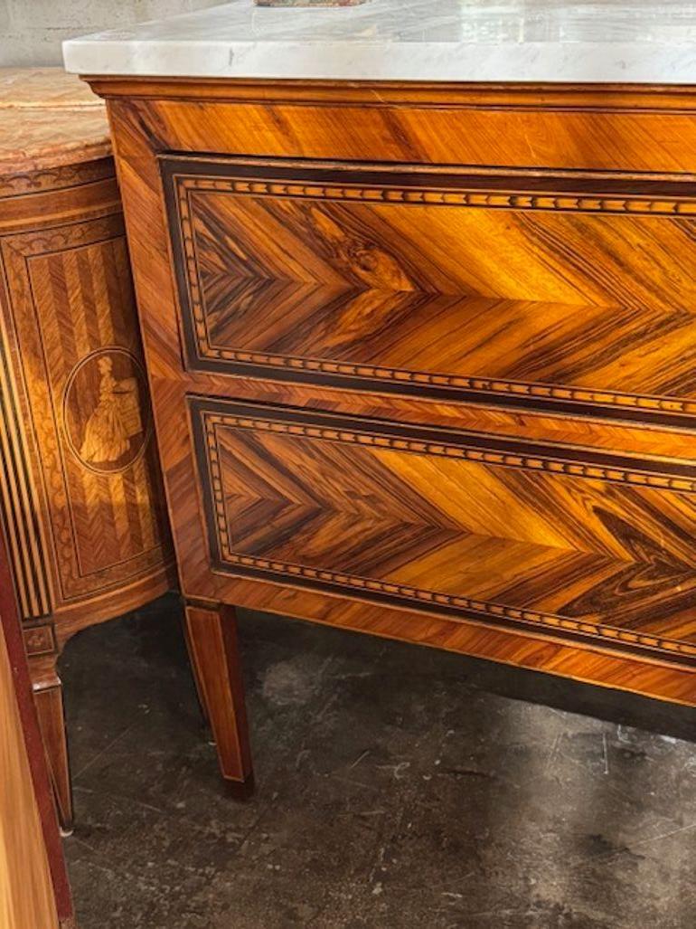 Commodo neoclassico in noce intarsiato del XIX secolo con piano in marmo In condizioni buone in vendita a Dallas, TX
