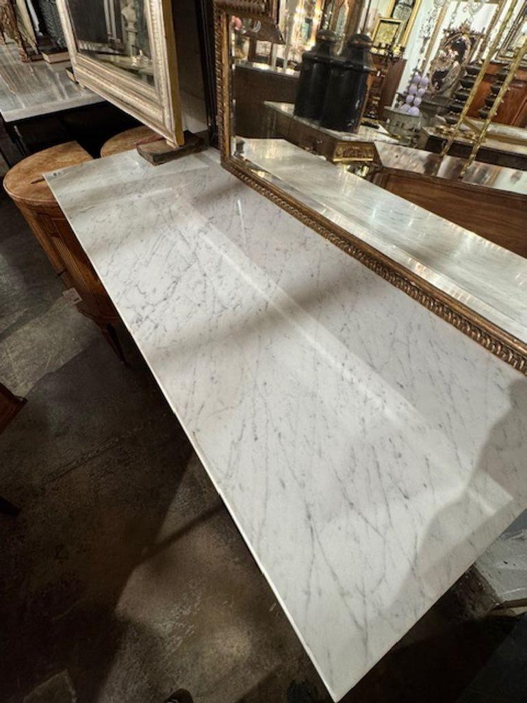 Commodo neoclassico in noce intarsiato del XIX secolo con piano in marmo in vendita 1