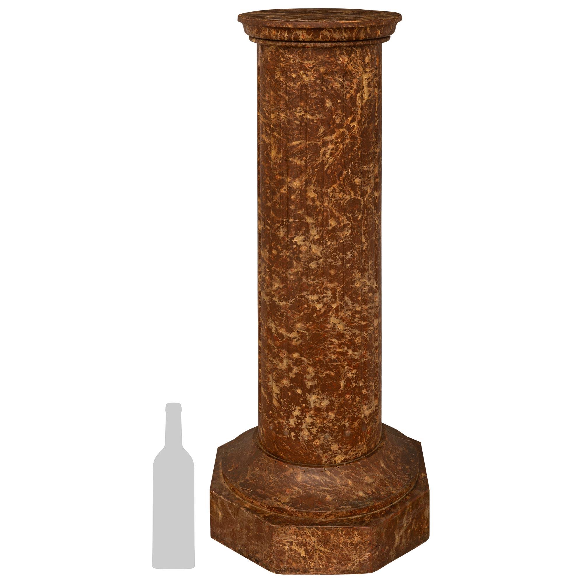 Eine schöne kontinentale 19. Jahrhundert Neo-Klassik st. faux gemalt Marmorsäule. Die Säule aus massivem Eichenholz hat ihre ursprüngliche und äußerst realistische Marmorierung vollständig erhalten. Die Säule wird durch einen polygonal geformten