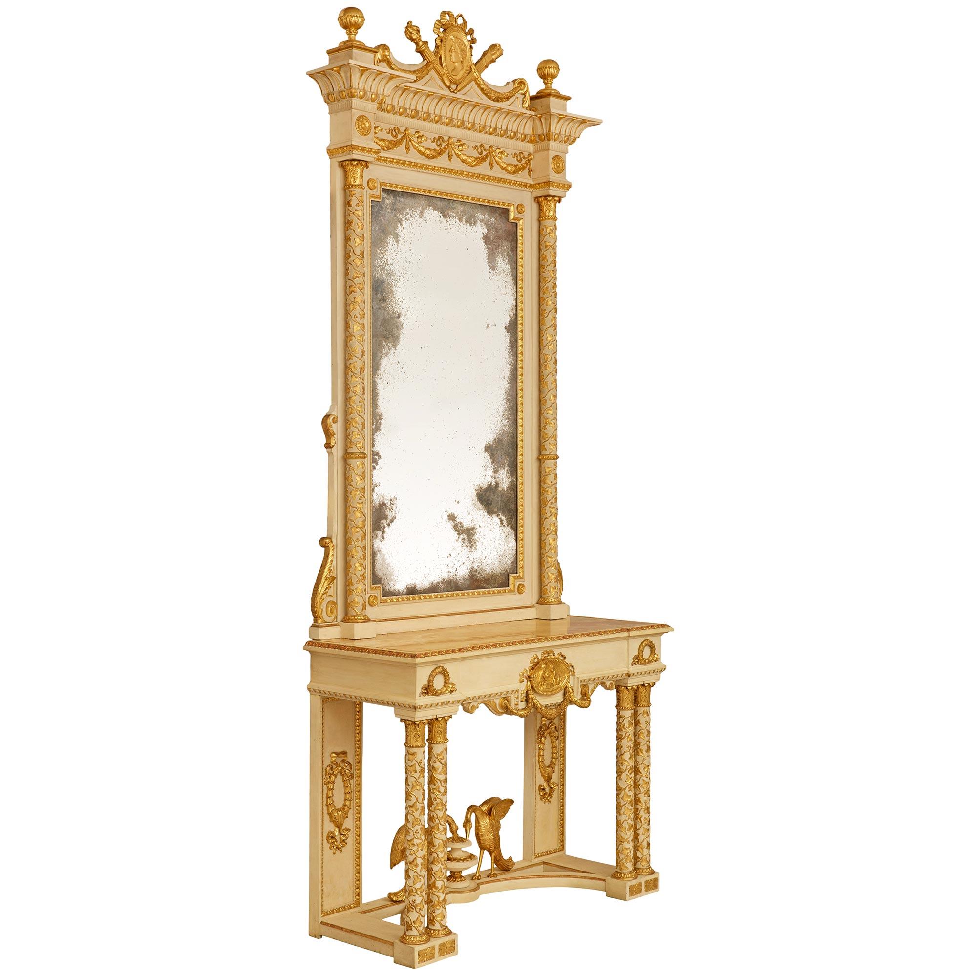 Eine beeindruckende und elegante italienische 19. Jahrhundert Neo-Klassik st. patiniert Holz und Giltwood Konsole und Spiegel. Diese außergewöhnliche Konsole und der dazugehörige Originalspiegel werden von einem demi lune-förmigen Sockel getragen,