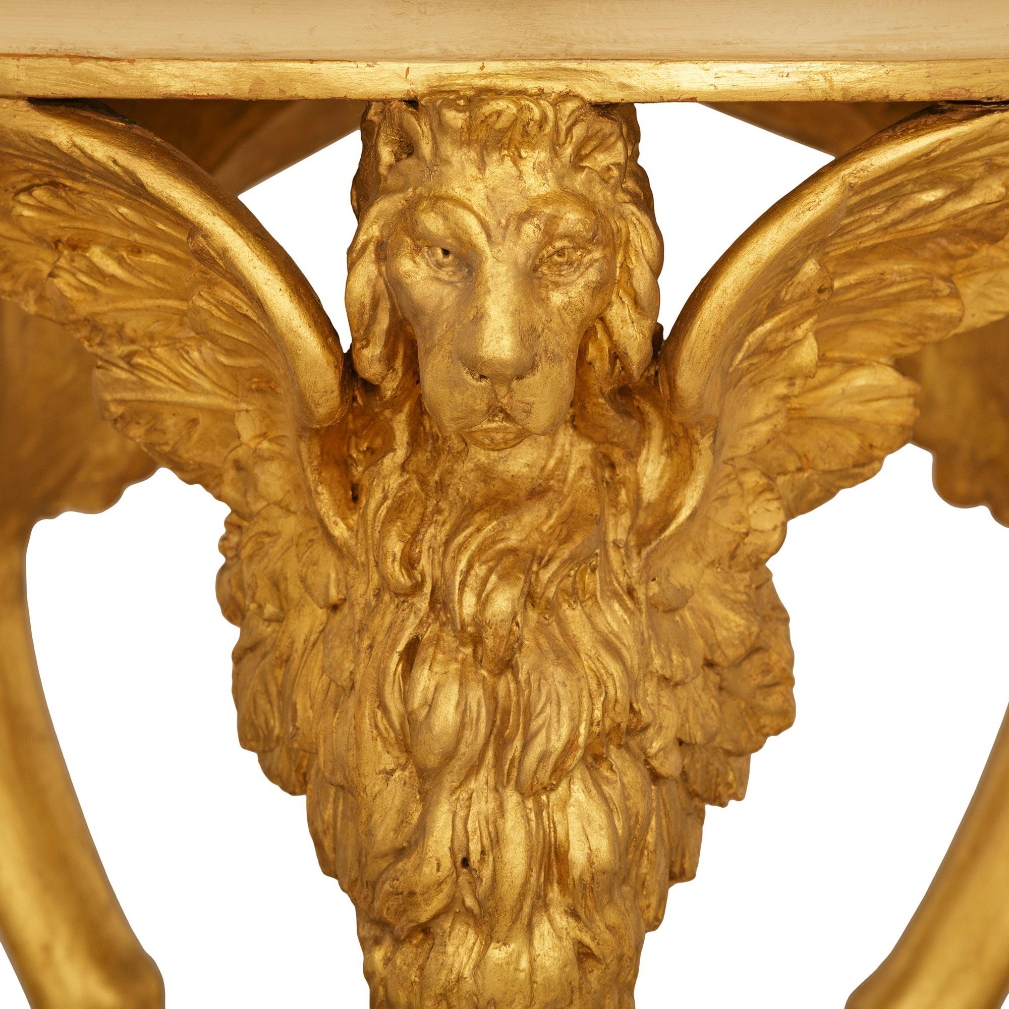 italien Table d'appoint néo-classique du 19e siècle en Wood patiné, bois doré et marbre en vente