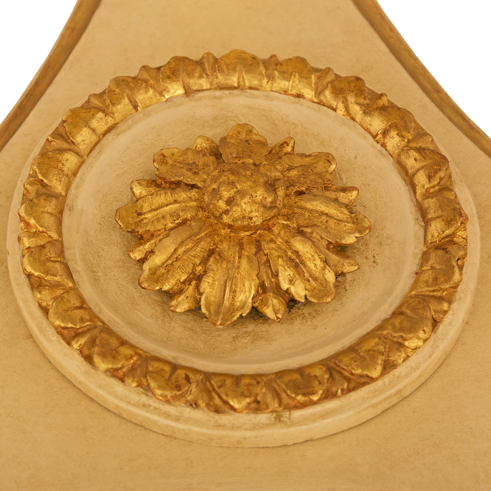 XIXe siècle Table d'appoint néo-classique du 19e siècle en Wood patiné, bois doré et marbre en vente