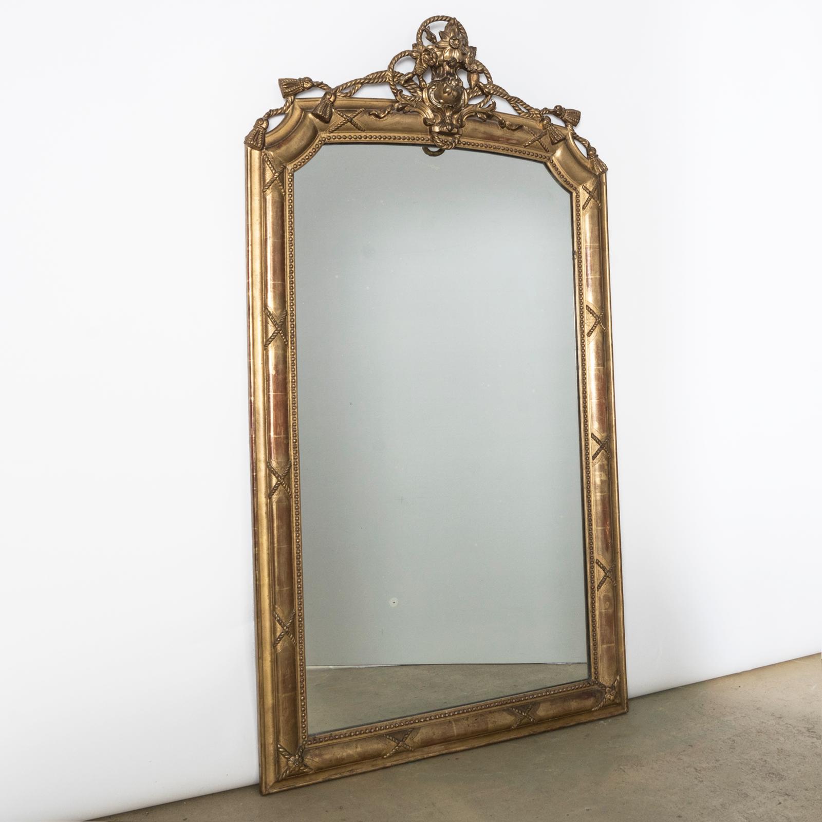 Bellissimo Antique Mirror francese in legno dorato del XIX secolo in stile neoclassico con motivi decorativi di corde e nappe.

Questo specchio presenta il vetro antico originale e un supporto in legno per la struttura.

Questo specchio è in buone