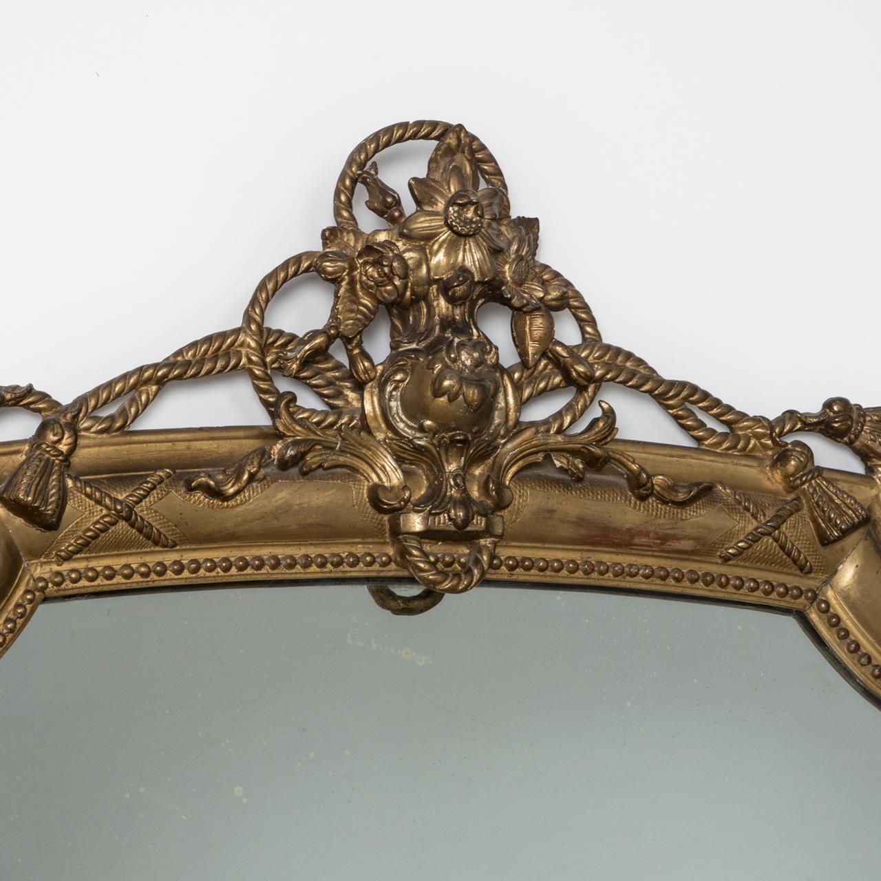 Neoclassico Specchio in stile neoclassico del XIX secolo con motivo di corde e nappe in legno dorato in vendita