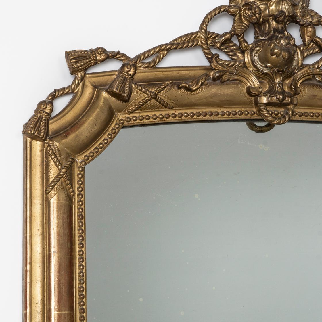 Francese Specchio in stile neoclassico del XIX secolo con motivo di corde e nappe in legno dorato in vendita