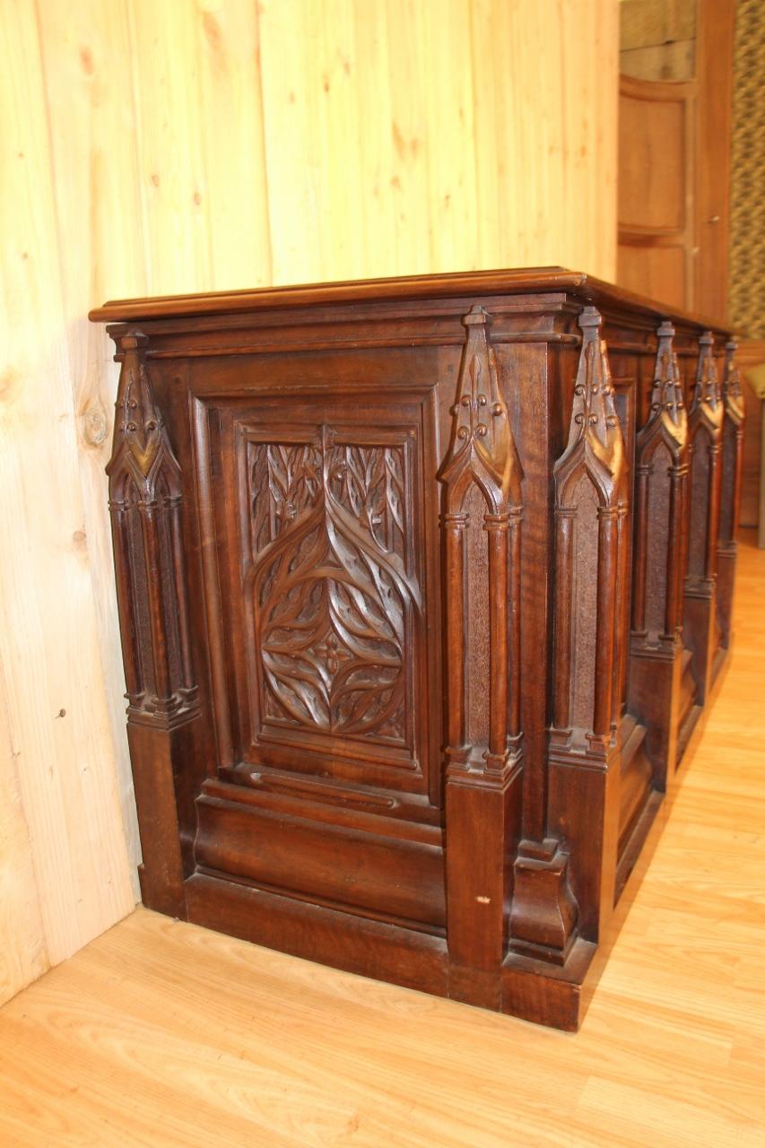 19th Century Neo-Gothic Chest Inspired by a Model from the Museum of Decorative In Good Condition For Sale In charmes, FR