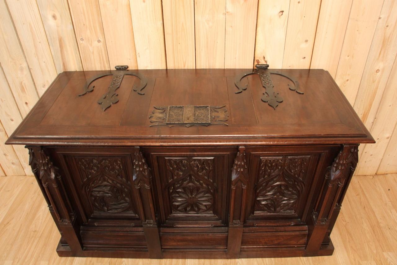 19th Century Neo-Gothic Chest Inspired by a Model from the Museum of Decorative For Sale 1