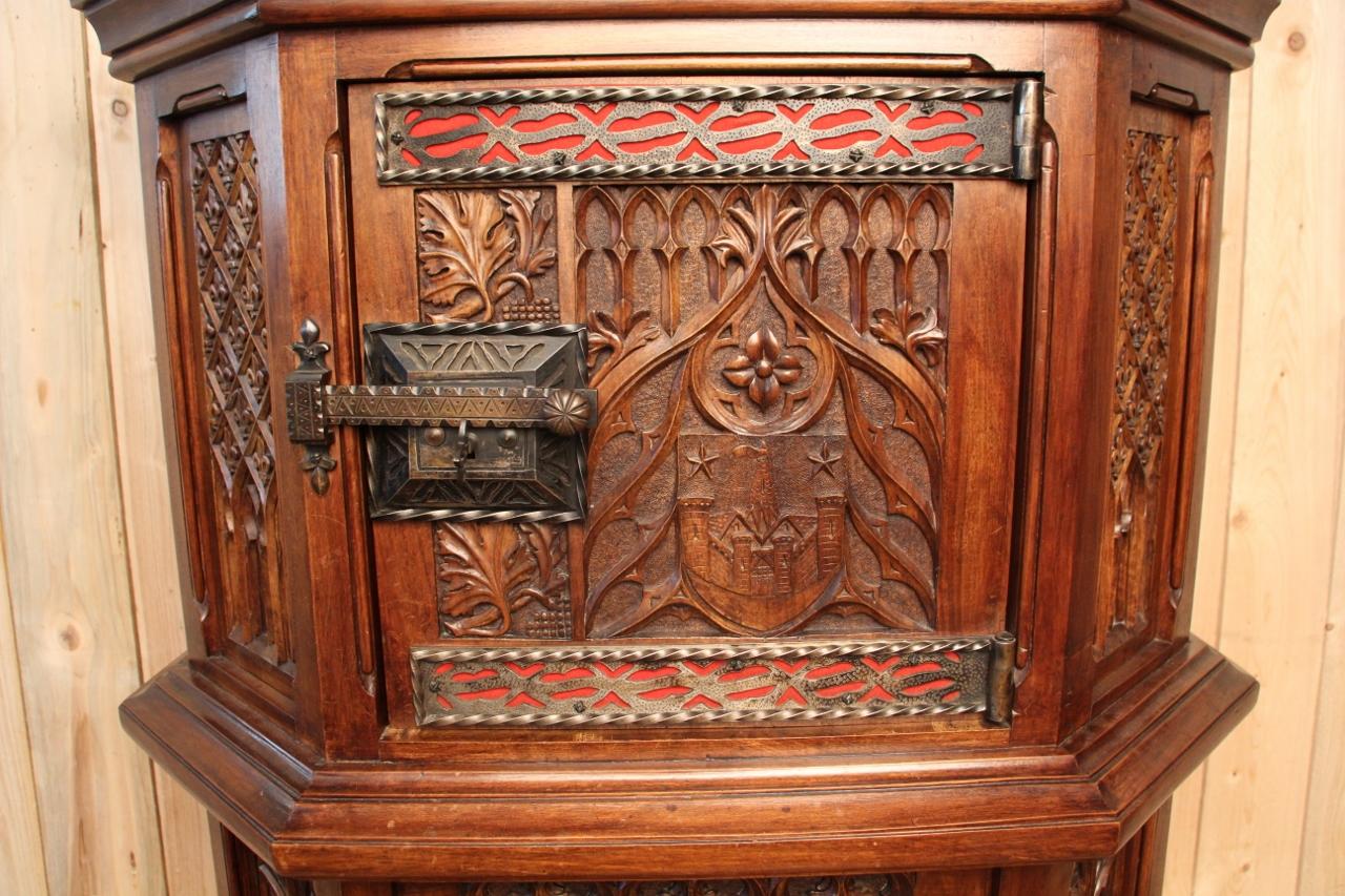 19th Century Neo-Gothic Dressoir After a Model from the Museum of Decorative Ar In Good Condition For Sale In charmes, FR