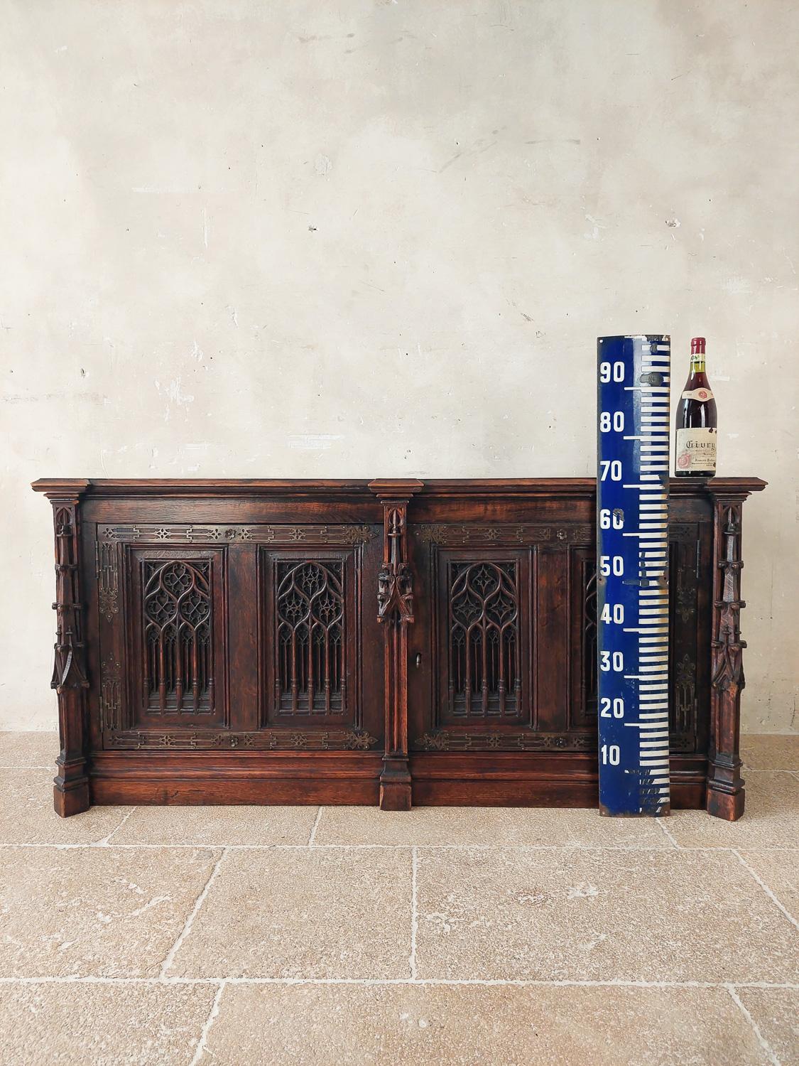 A very attractive 19th century neo-gothic french chest or cabinet made of oak with hand carved decorations. Beautifully carved with gothic details as pointed arches, rosettes, columns and linnenfold panels. The front has 2 doors and and the top can