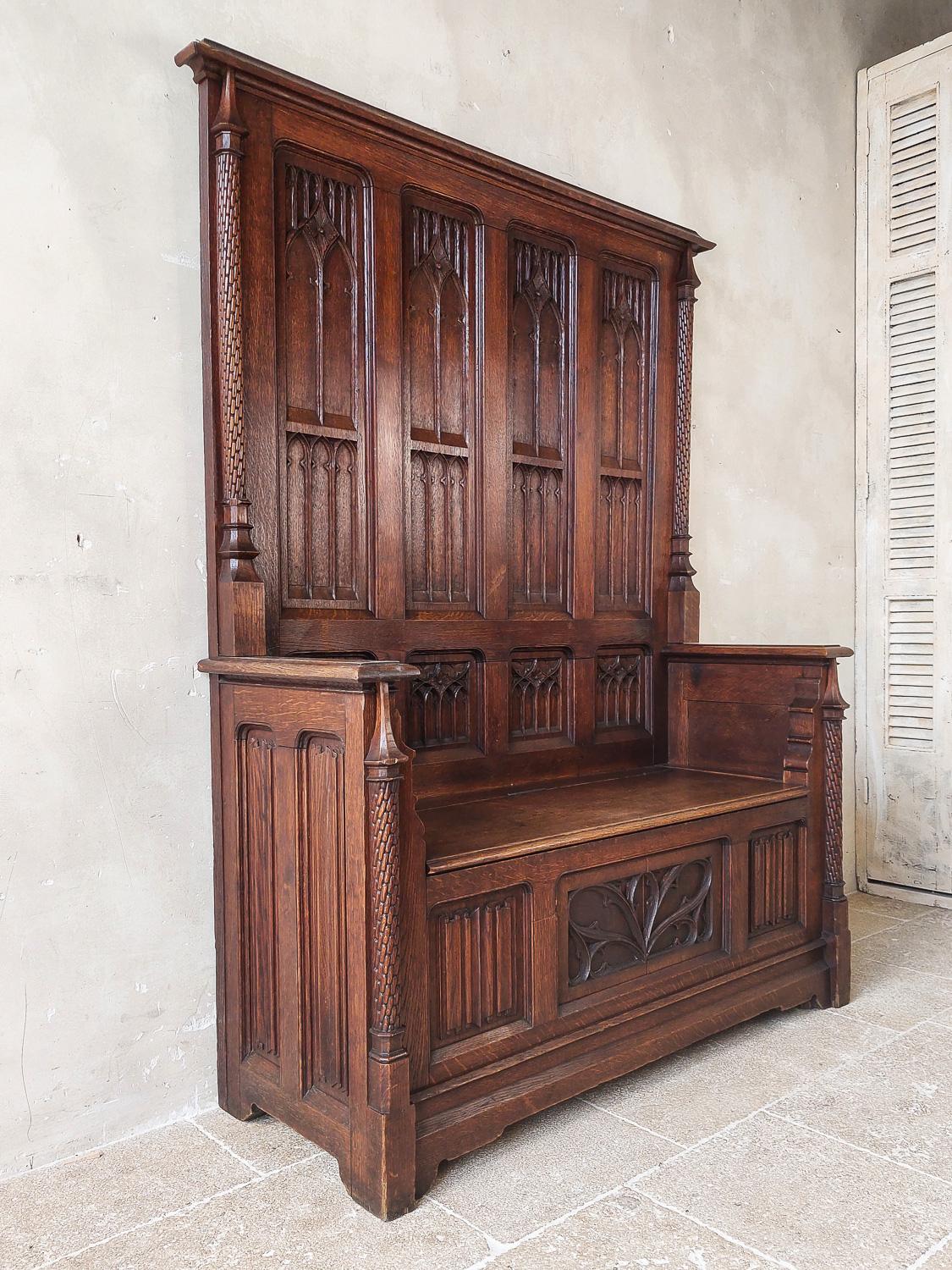 19th Century Neo-Gothic French Hand Carved Oak Hall Bench In Good Condition In Baambrugge, NL