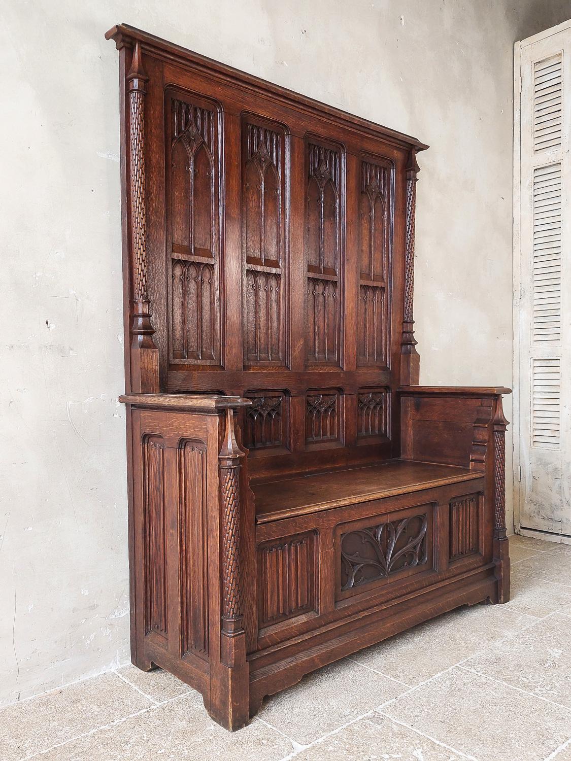 19th Century Neo-Gothic French Hand Carved Oak Hall Bench In Good Condition For Sale In Baambrugge, NL