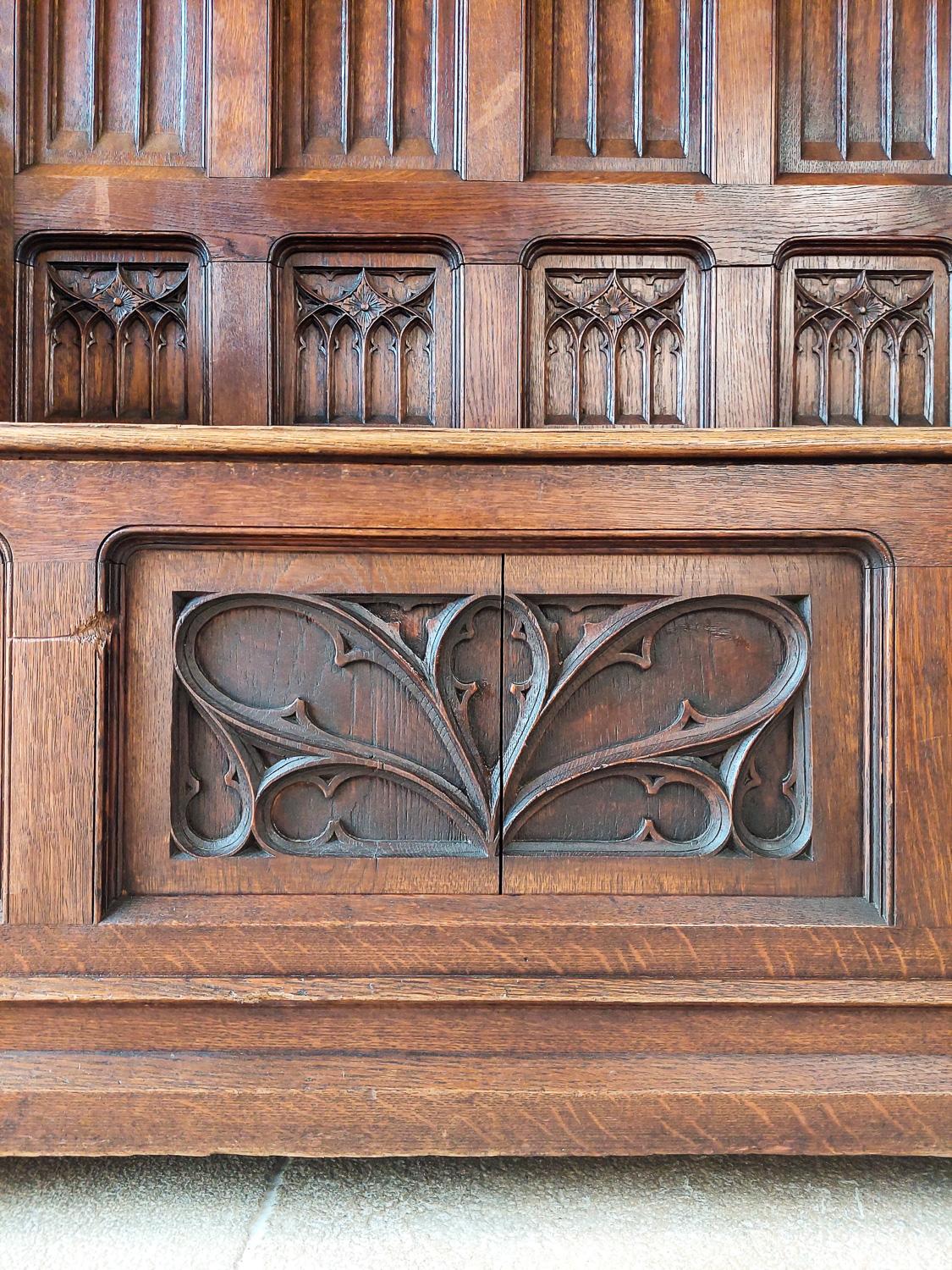 19th Century Neo-Gothic French Hand Carved Oak Hall Bench For Sale 3