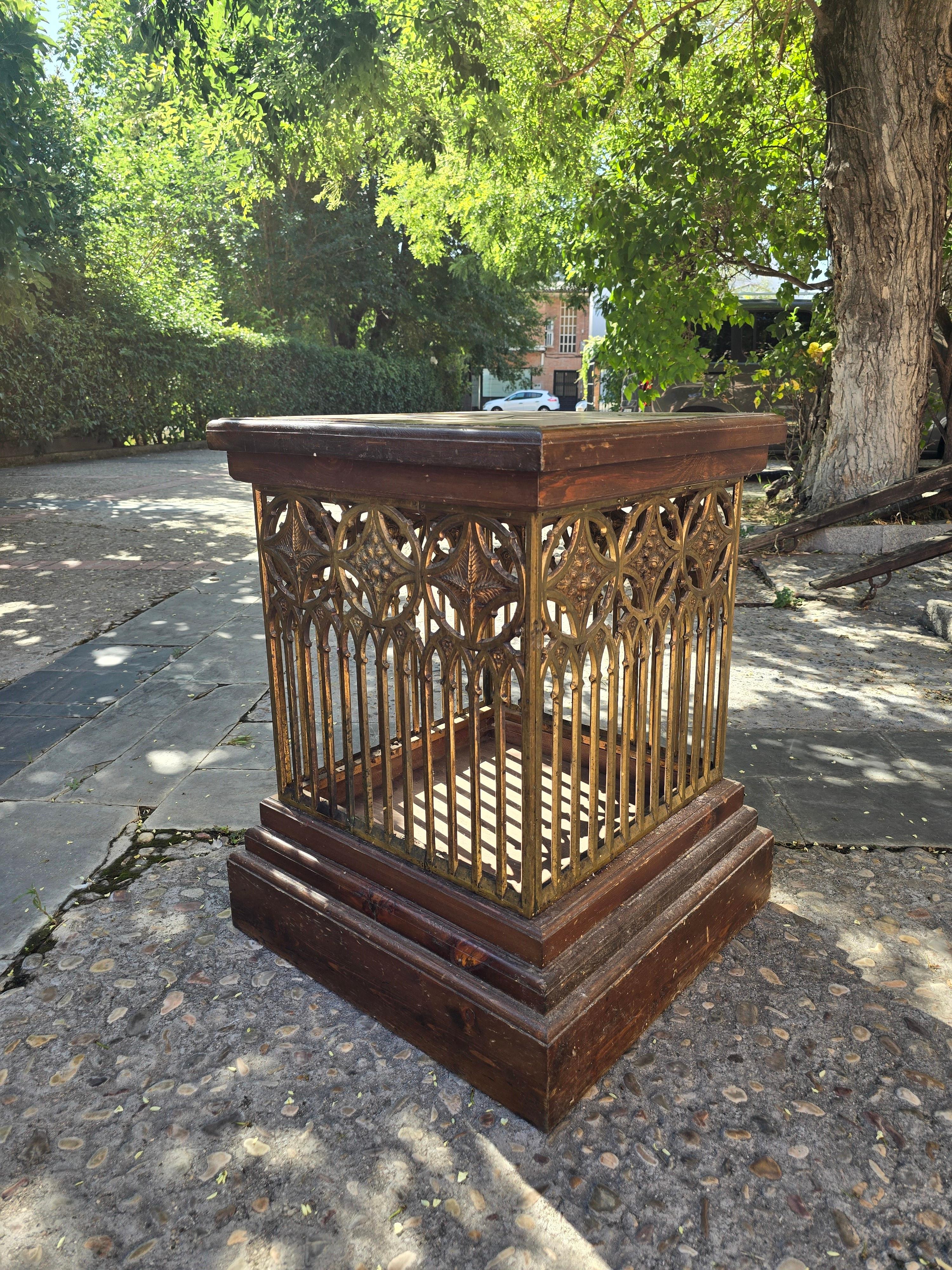 Eleva il tuo spazio con questo splendido piedistallo neogotico del XIX secolo. Realizzato in bronzo dorato e legno, questo pezzo antico cattura la grandezza e gli intricati elementi di design dello stile neogotico.

Caratteristiche:

Materiale: Una