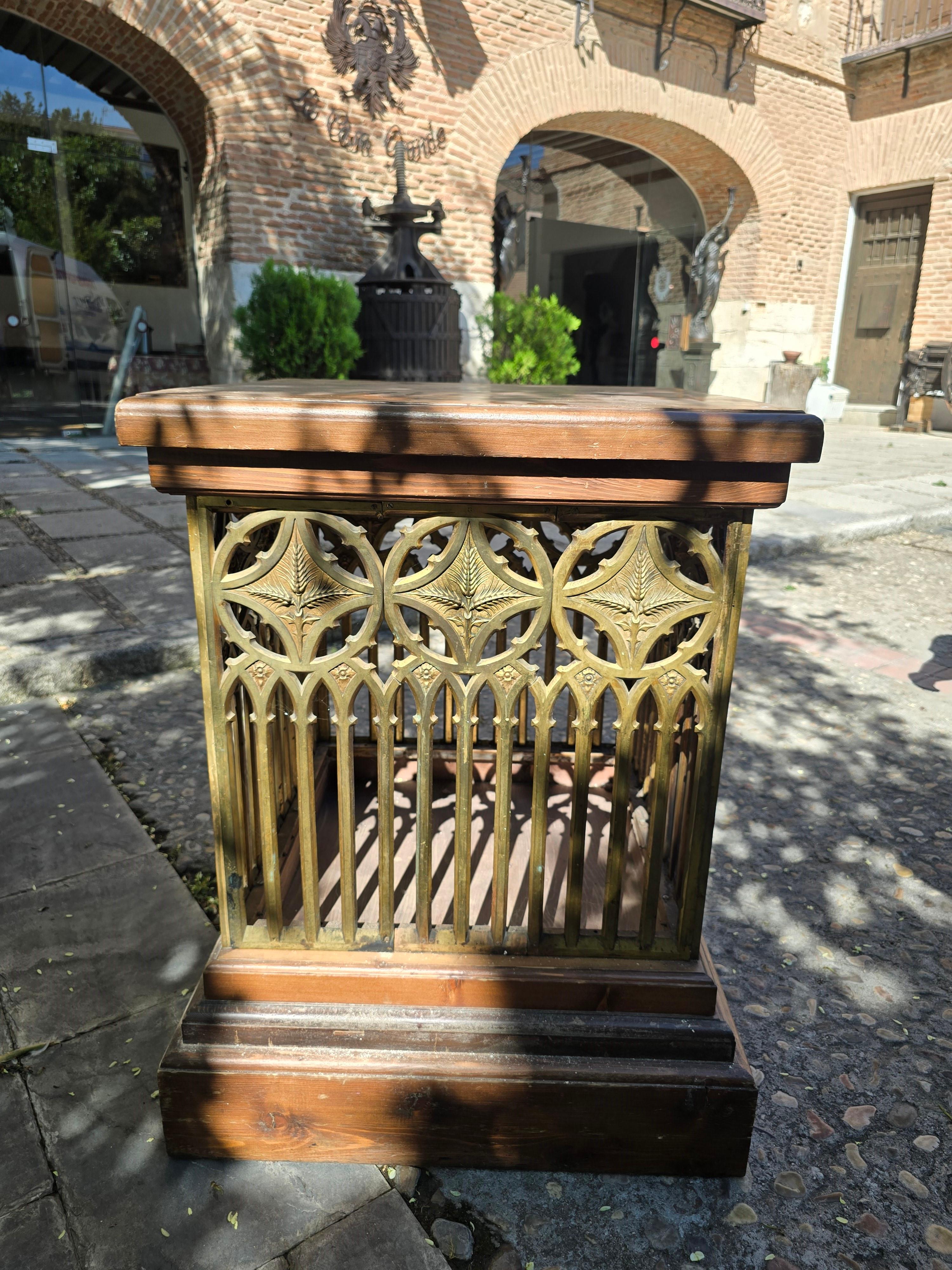 Bronzo Piedistallo neogotico del XIX secolo in vendita