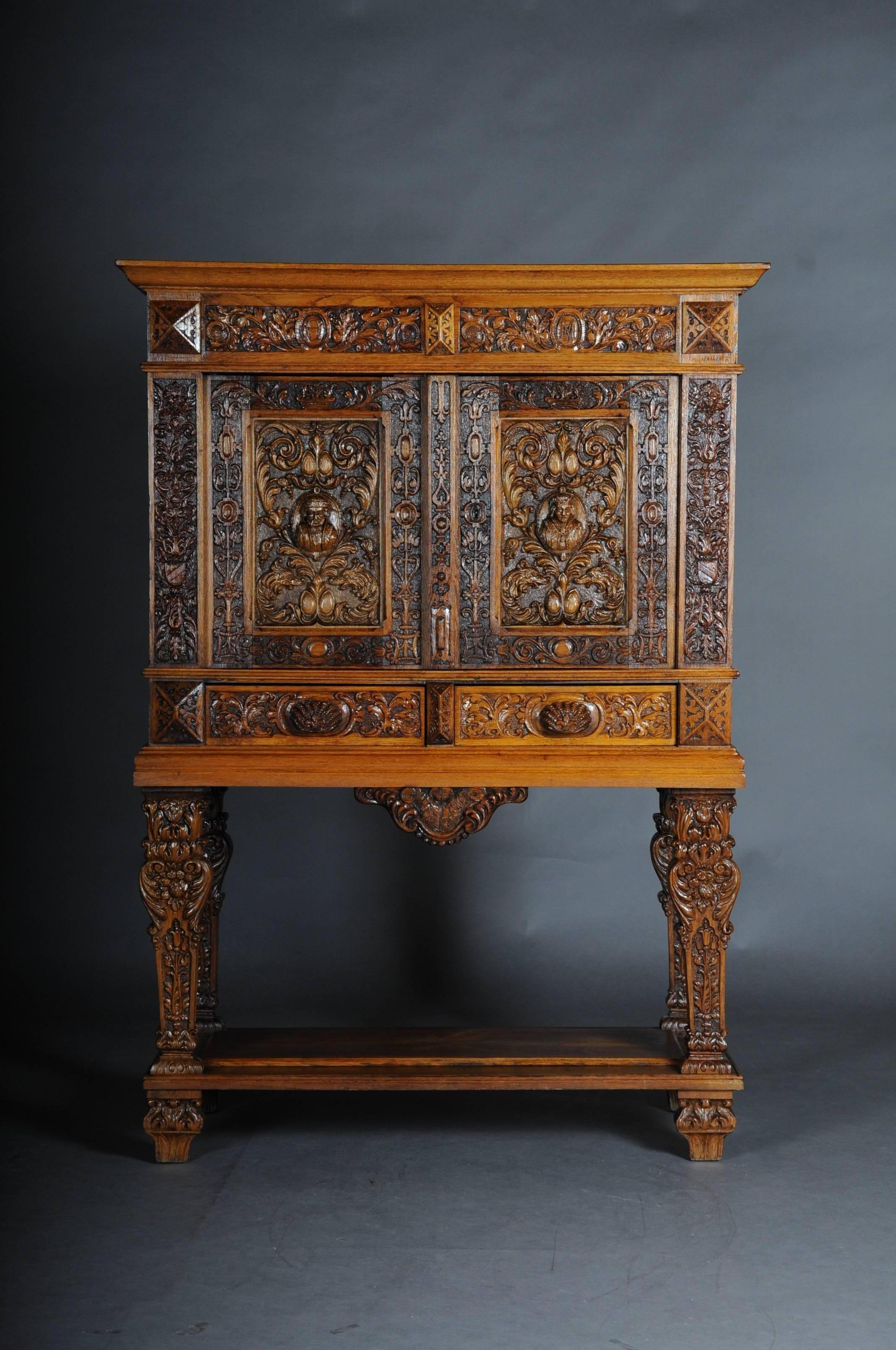 Neorenaissance-Kabinettschrank aus dem 19.

Eiche, massiv. Reich geschnitzter, grotesk geschnitzter zweitüriger Schrank mit Porträtmedaillons in der Mitte, auf einem Biwak und auf Säulen ruhend, um 1890.


(O-234).  
  