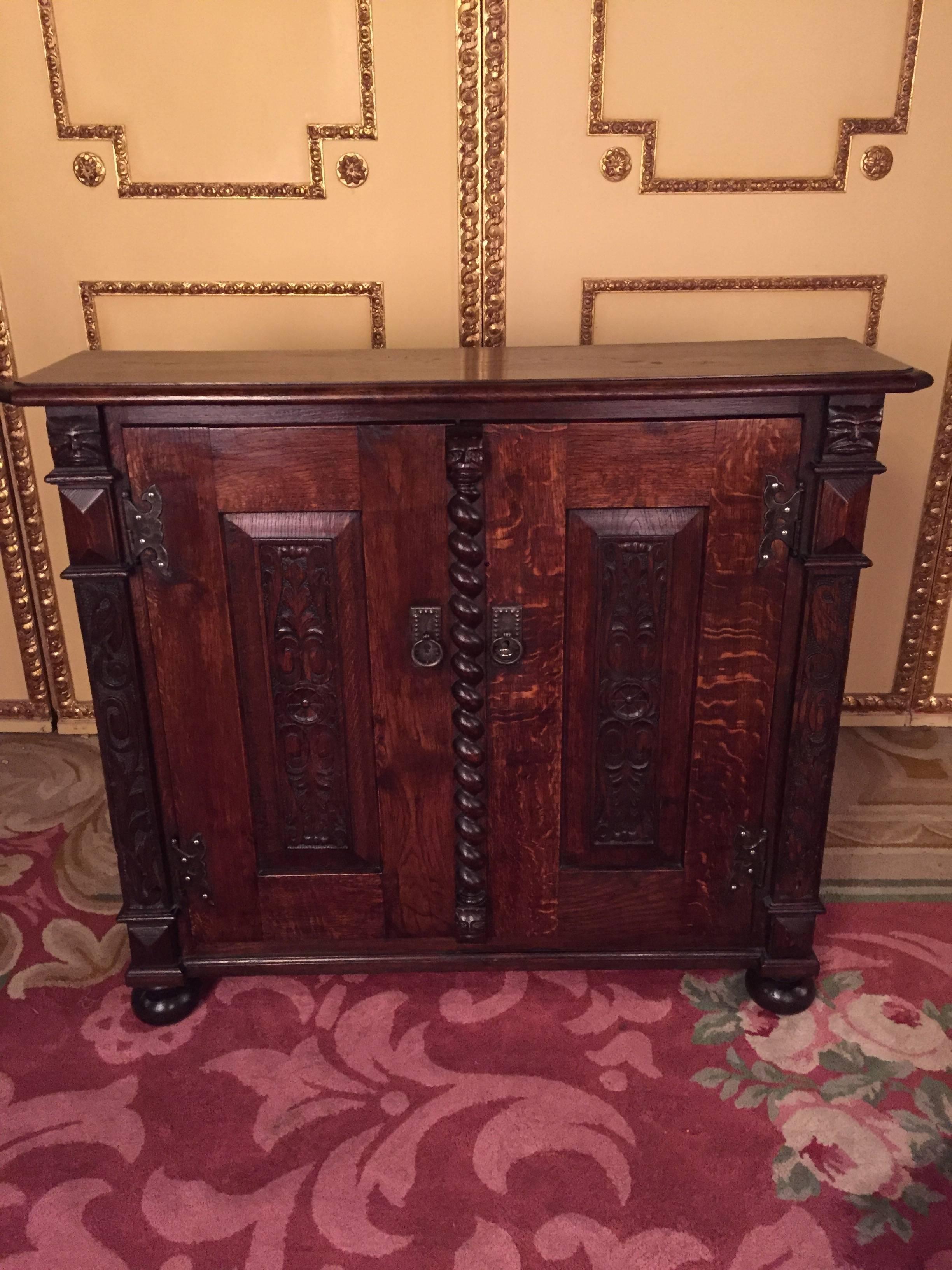 Beautiful neo-Renaissance sideboard. Finely carved. Solid oak. Two-door closet standing on spherical feet. Very decorative and impressive.


(O-238).