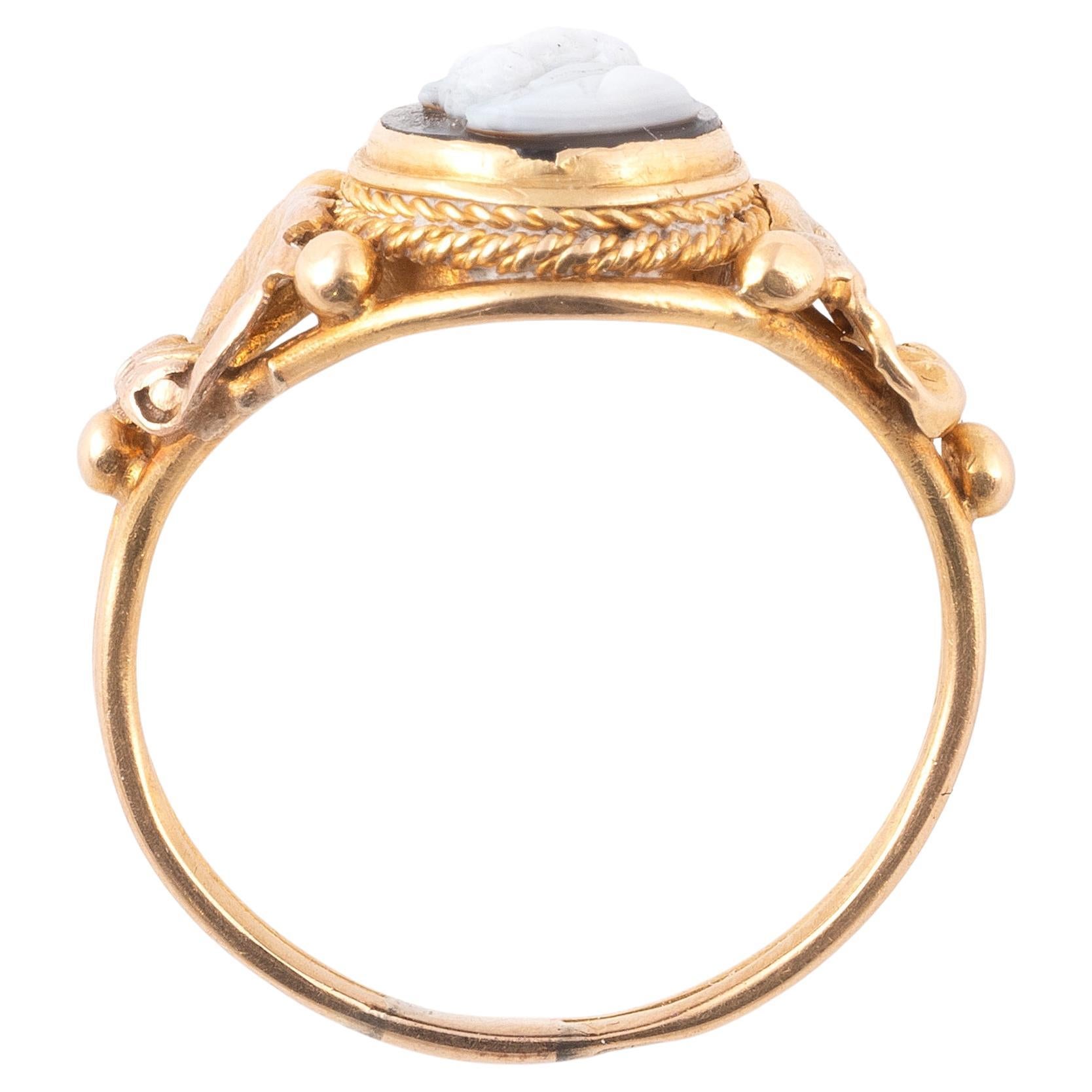 Bague en or avec camée en agate représentant Benvenuto Cellini.Cette bague sculpturale est coulée en or et finement ciselée.
Taille 7
Poids : 10,2gr.

Benvenuto Cellini était un orfèvre, sculpteur et auteur italien. Ses œuvres les plus connues